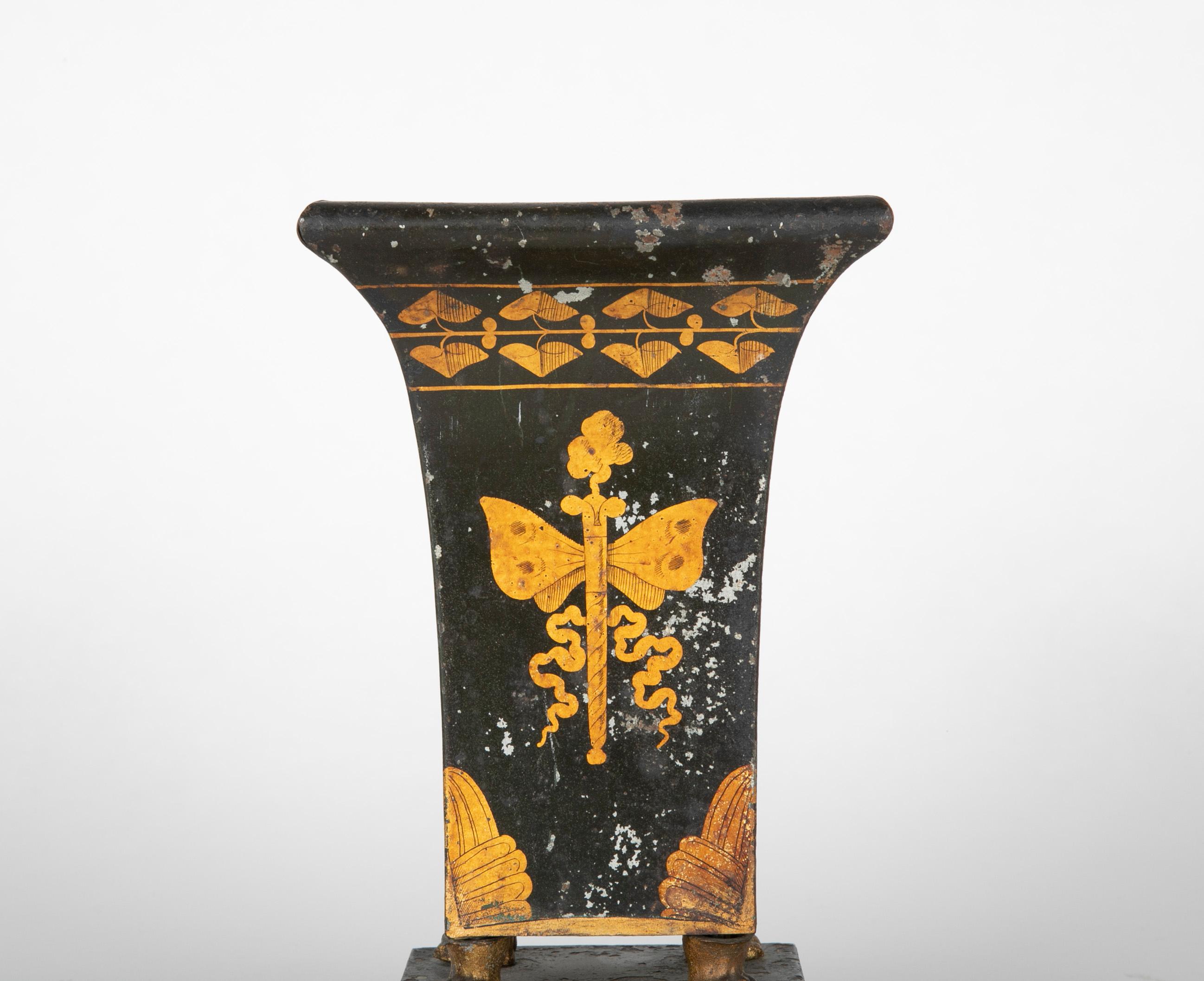 XIXe siècle Cache-pot urne néoclassique français du 19ème siècle en tôle peinte et dorée en vente