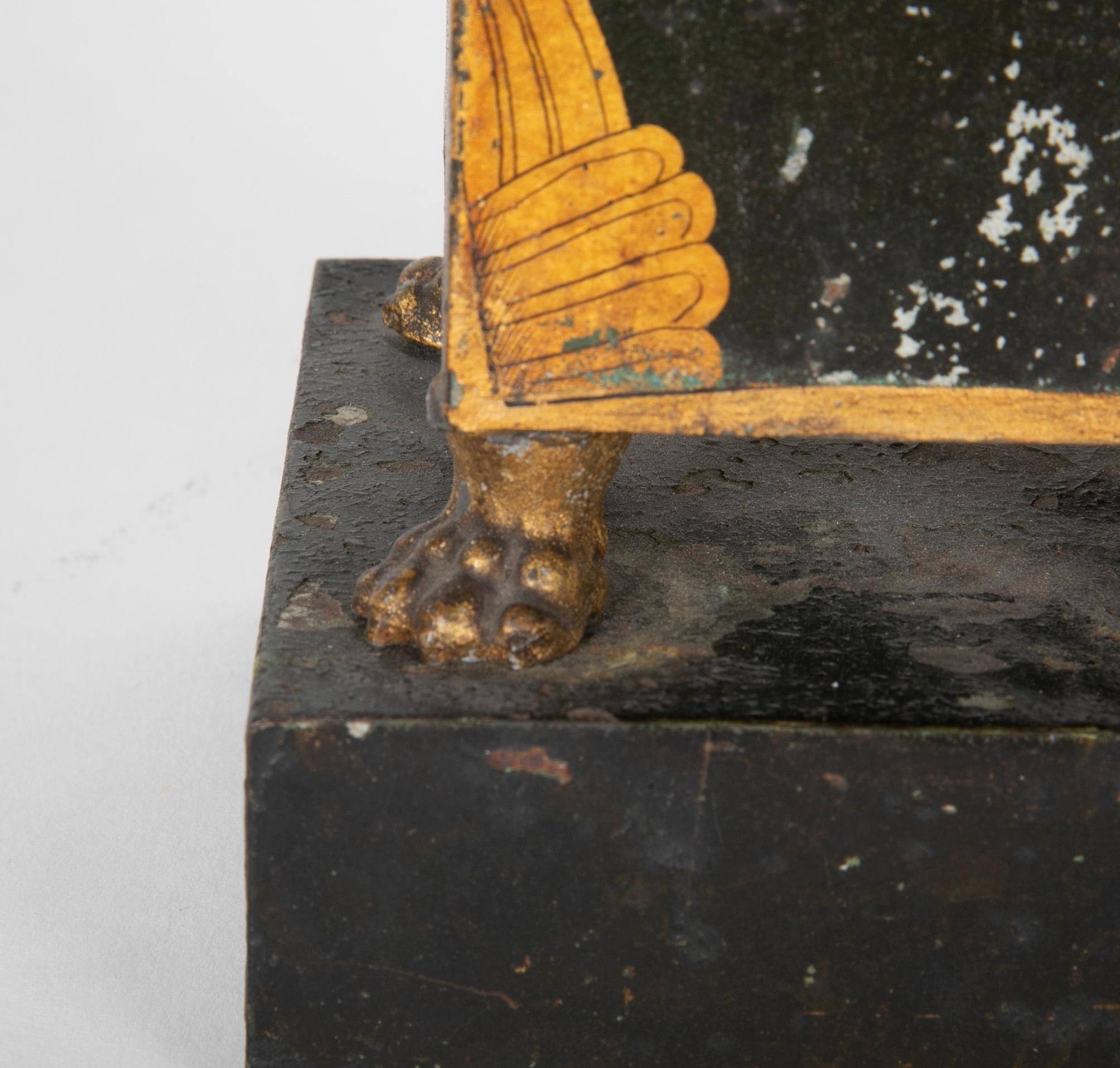 Étain Cache-pot urne néoclassique français du 19ème siècle en tôle peinte et dorée en vente