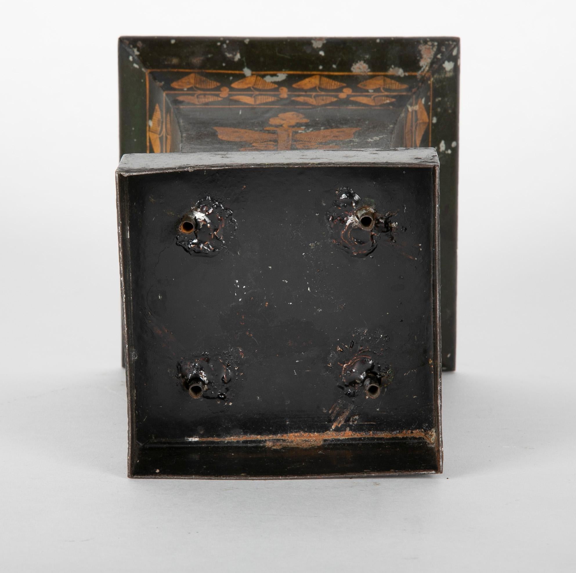 Cachepot a forma di urna in stile neoclassico francese del XIX secolo, in legno e oro in vendita 2