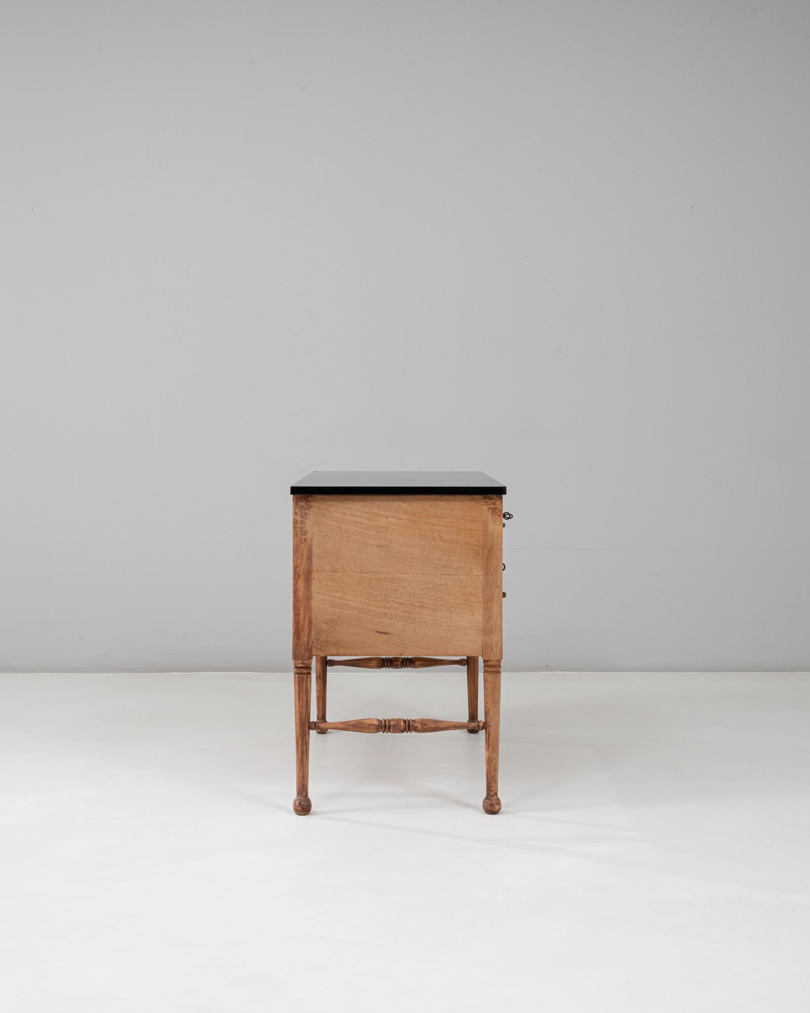 Cassettiera in legno neoclassica francese del XIX secolo con piano in marmo In condizioni buone in vendita a High Point, NC