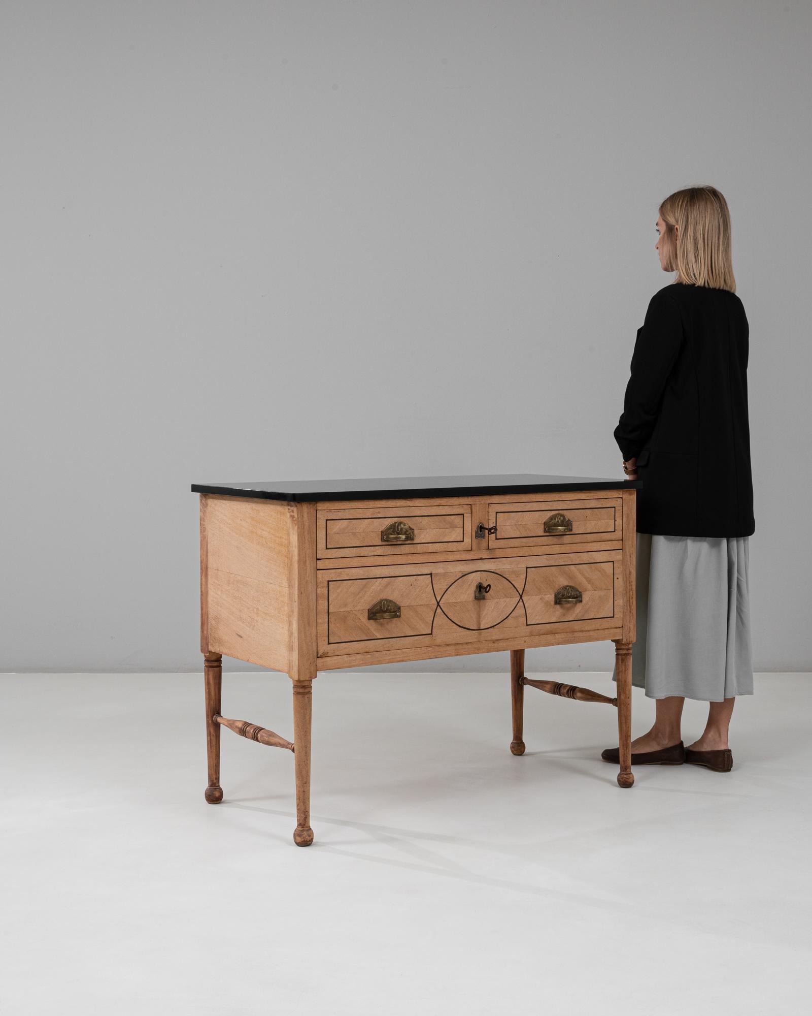 Cassettiera in legno neoclassica francese del XIX secolo con piano in marmo in vendita 2