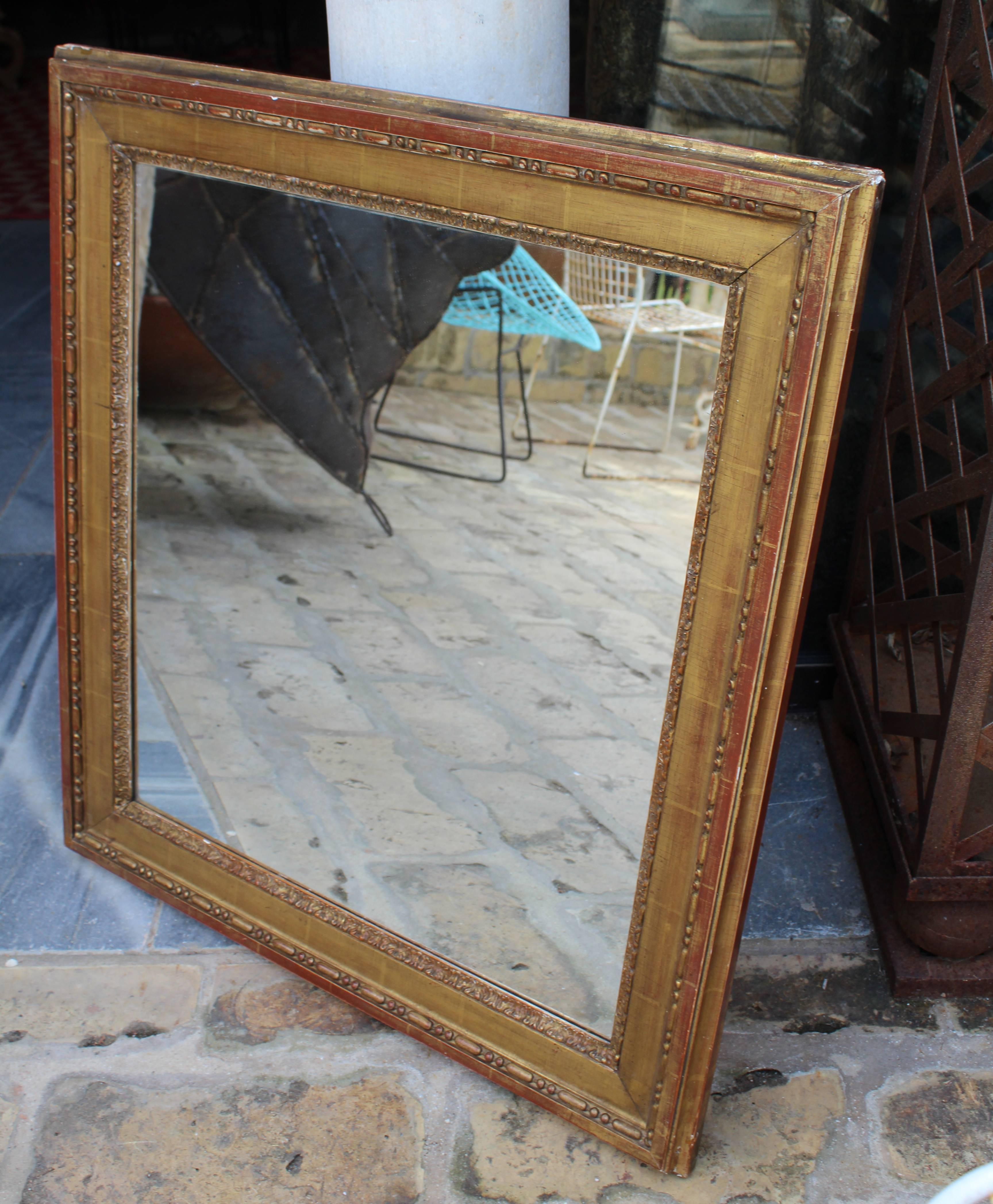Français Miroir néoclassique français du 19ème siècle en bois doré en vente