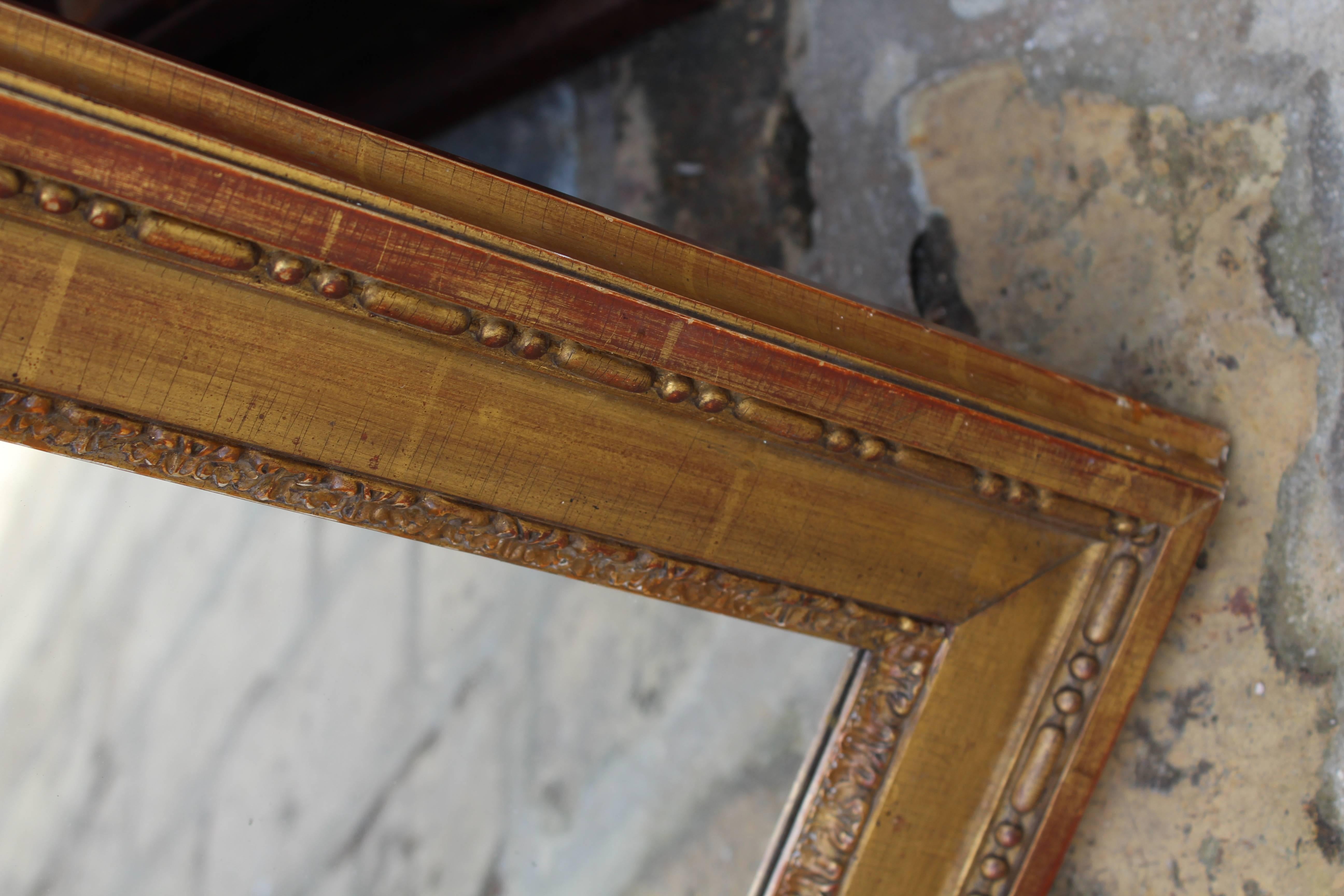 XIXe siècle Miroir néoclassique français du 19ème siècle en bois doré en vente
