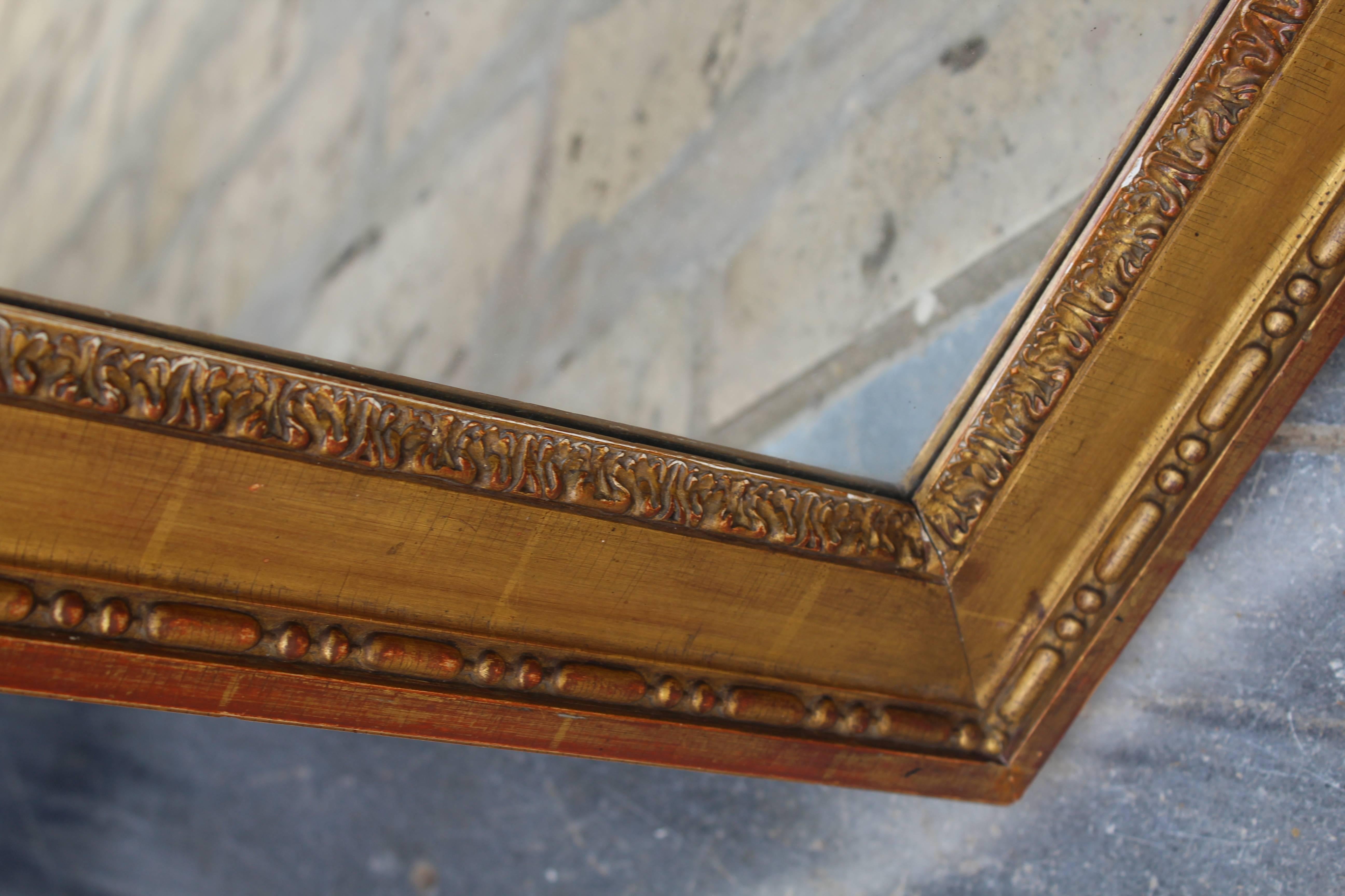 Miroir néoclassique français du 19ème siècle en bois doré en vente 2