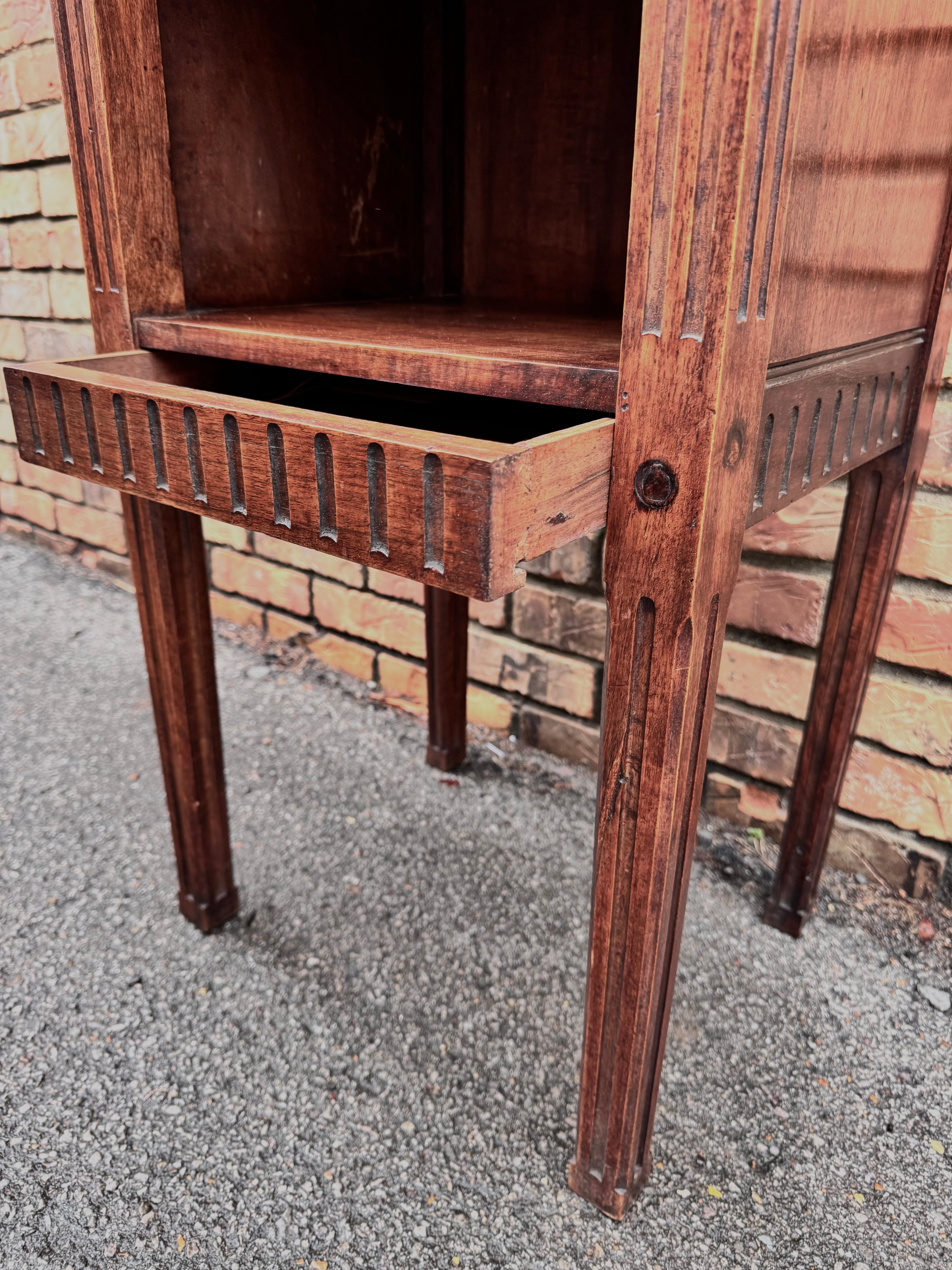Cette douce table d'appoint présente les lignes épurées de la période de la fin du XIXe siècle, avec un caractère décontracté dû à son âge. Cette table serait parfaite comme table de chevet ou de chaise, mais aussi comme table de rangement pour la