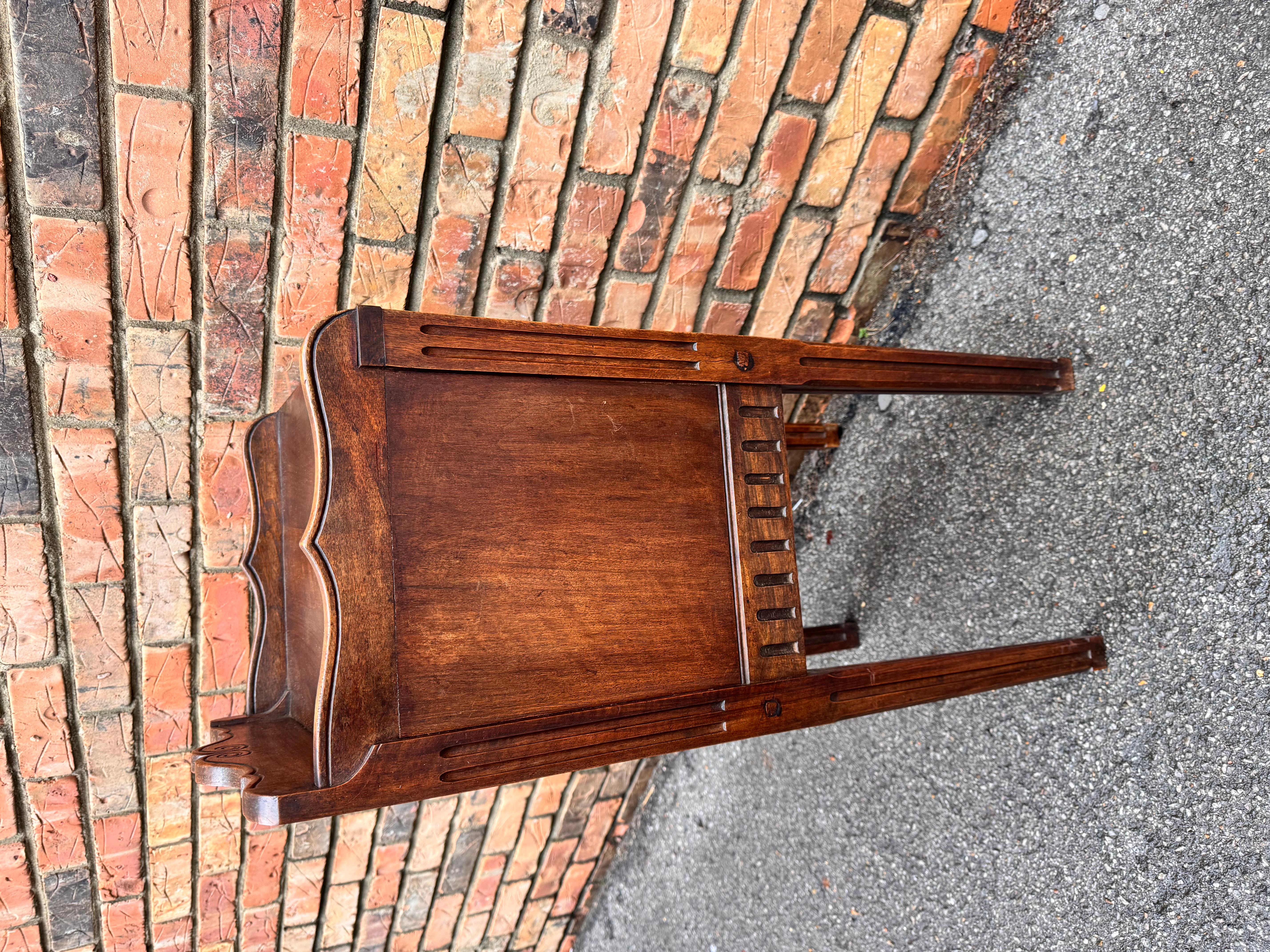 Bois Table de nuit française du 19e siècle