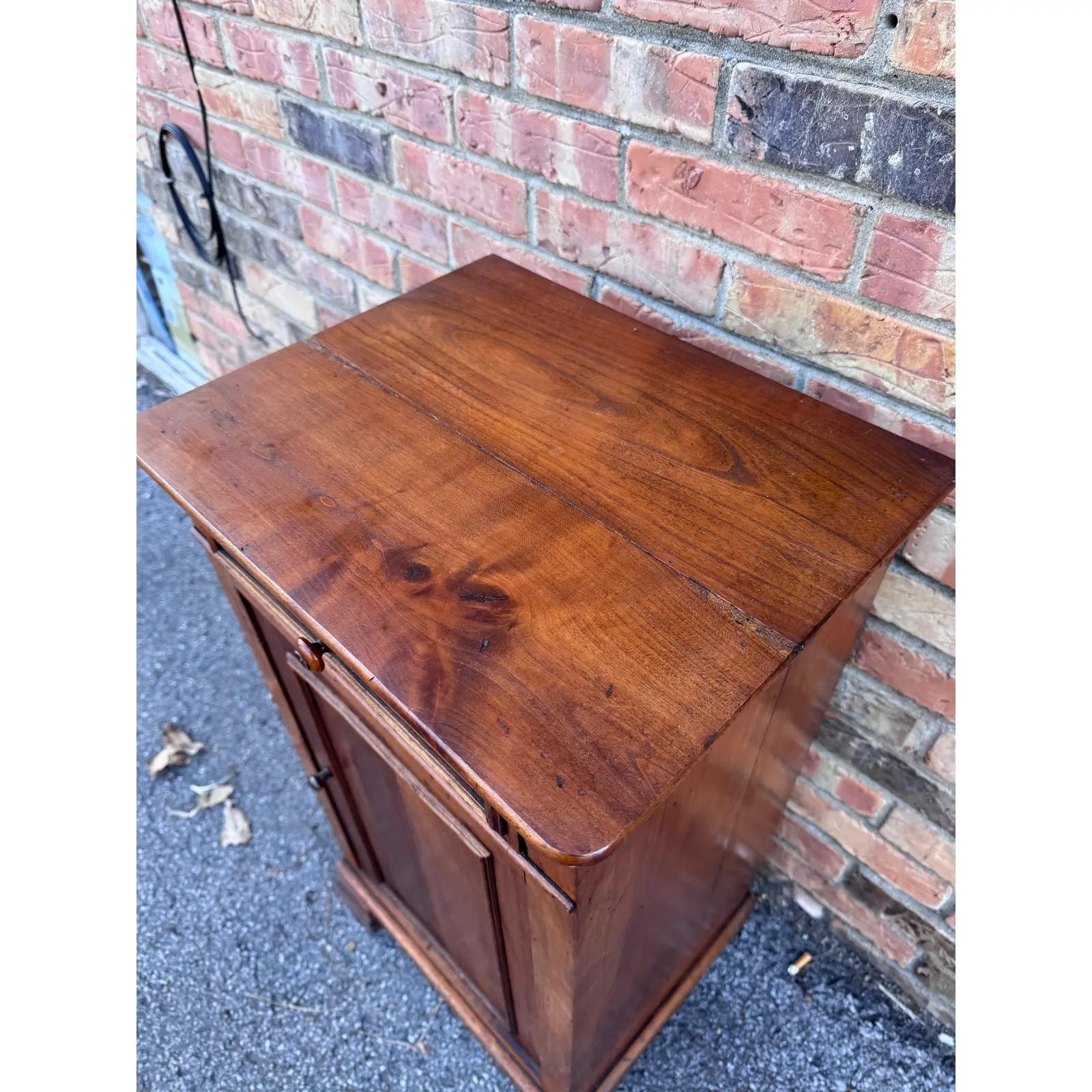 Il s'agit d'une magnifique petite armoire ancienne ! Petite, simple et pourtant si séduisante, cette pièce date du 19e siècle et est de fabrication française. La patine du bois lui confère un éclat doux, et le ton naturel et les détails du bois