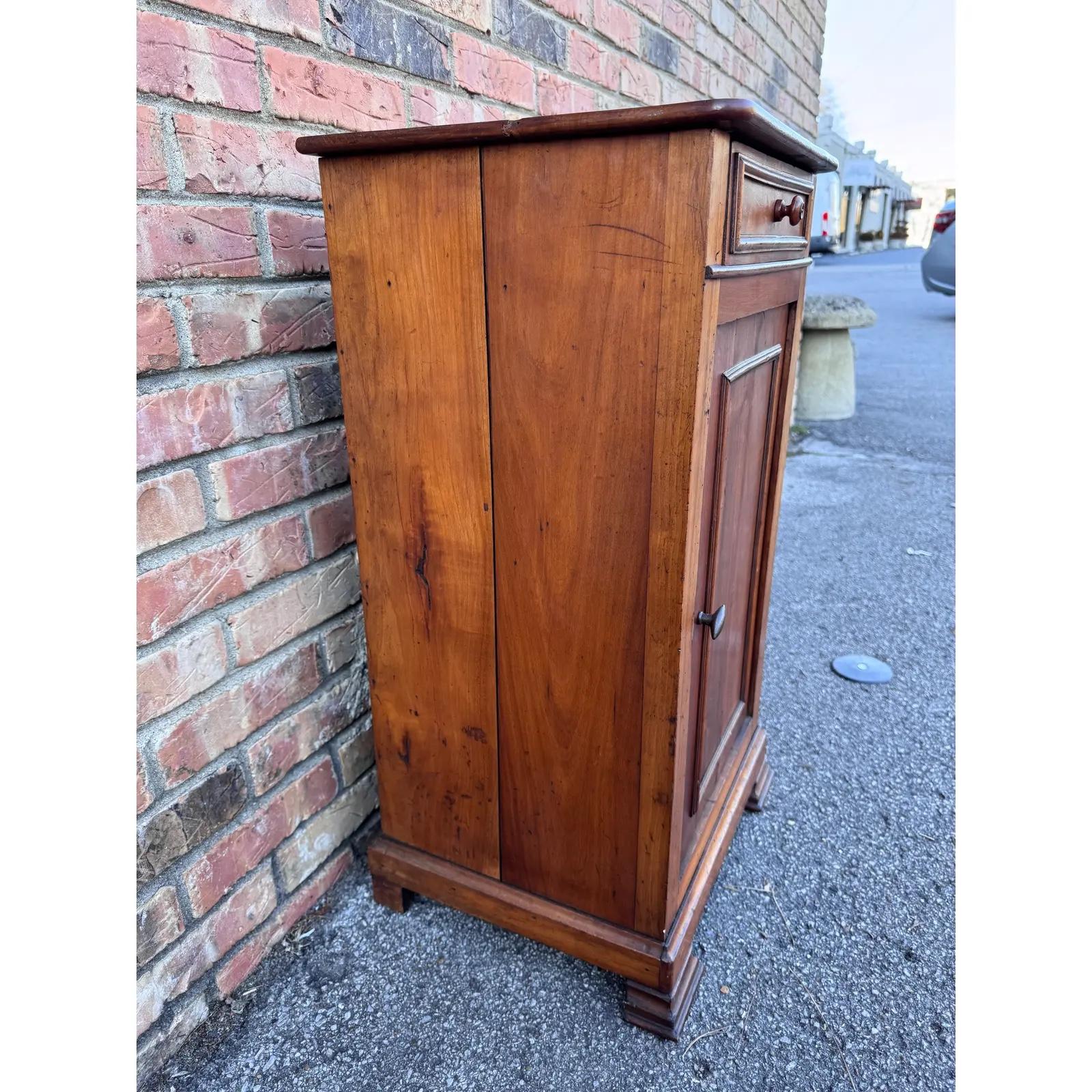 Bois Table de nuit française du 19e siècle en vente