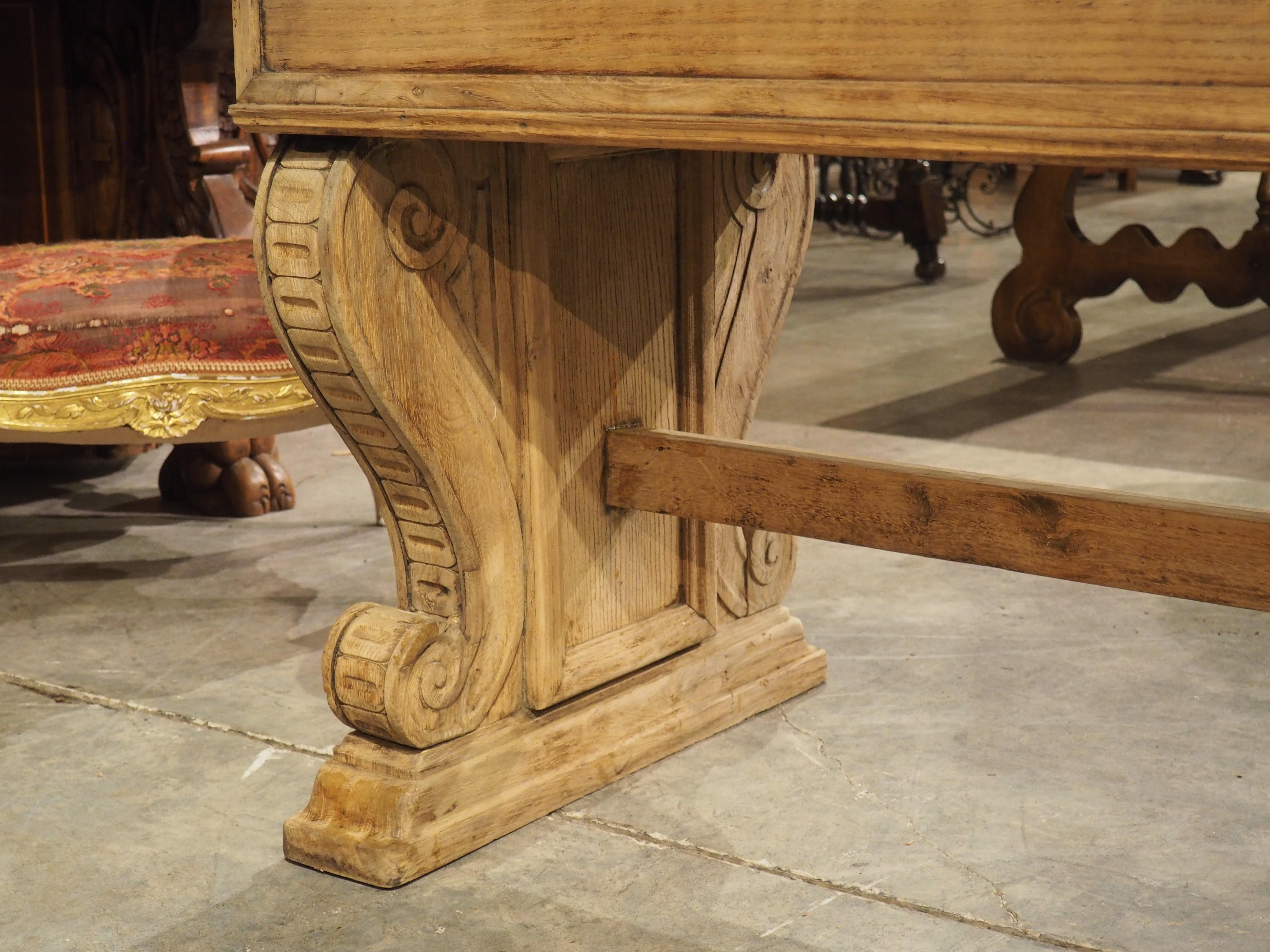 Consola de 2 cajones de roble francés del siglo XIX con tapa de mármol en venta 10