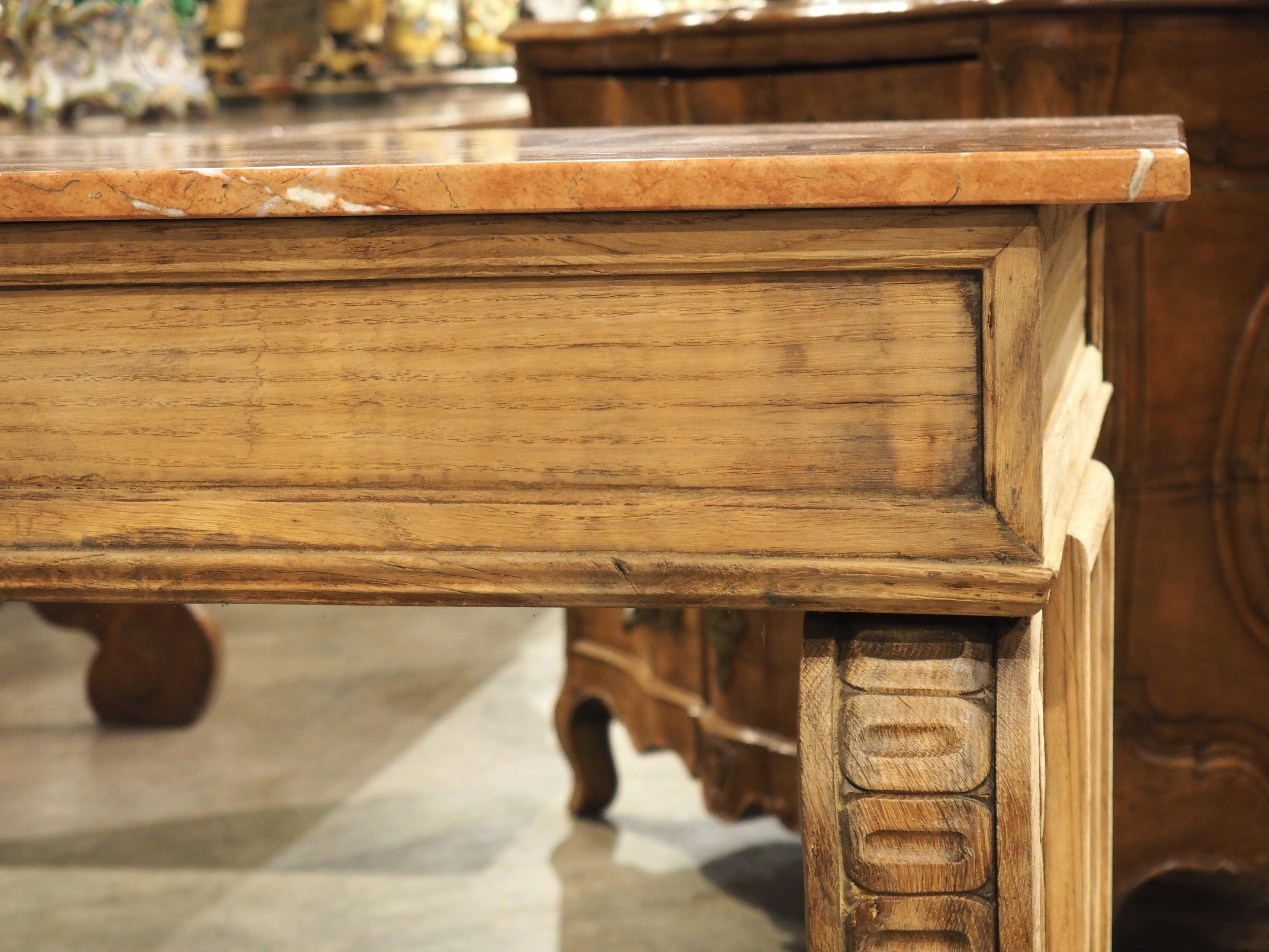 Consola de 2 cajones de roble francés del siglo XIX con tapa de mármol en venta 11