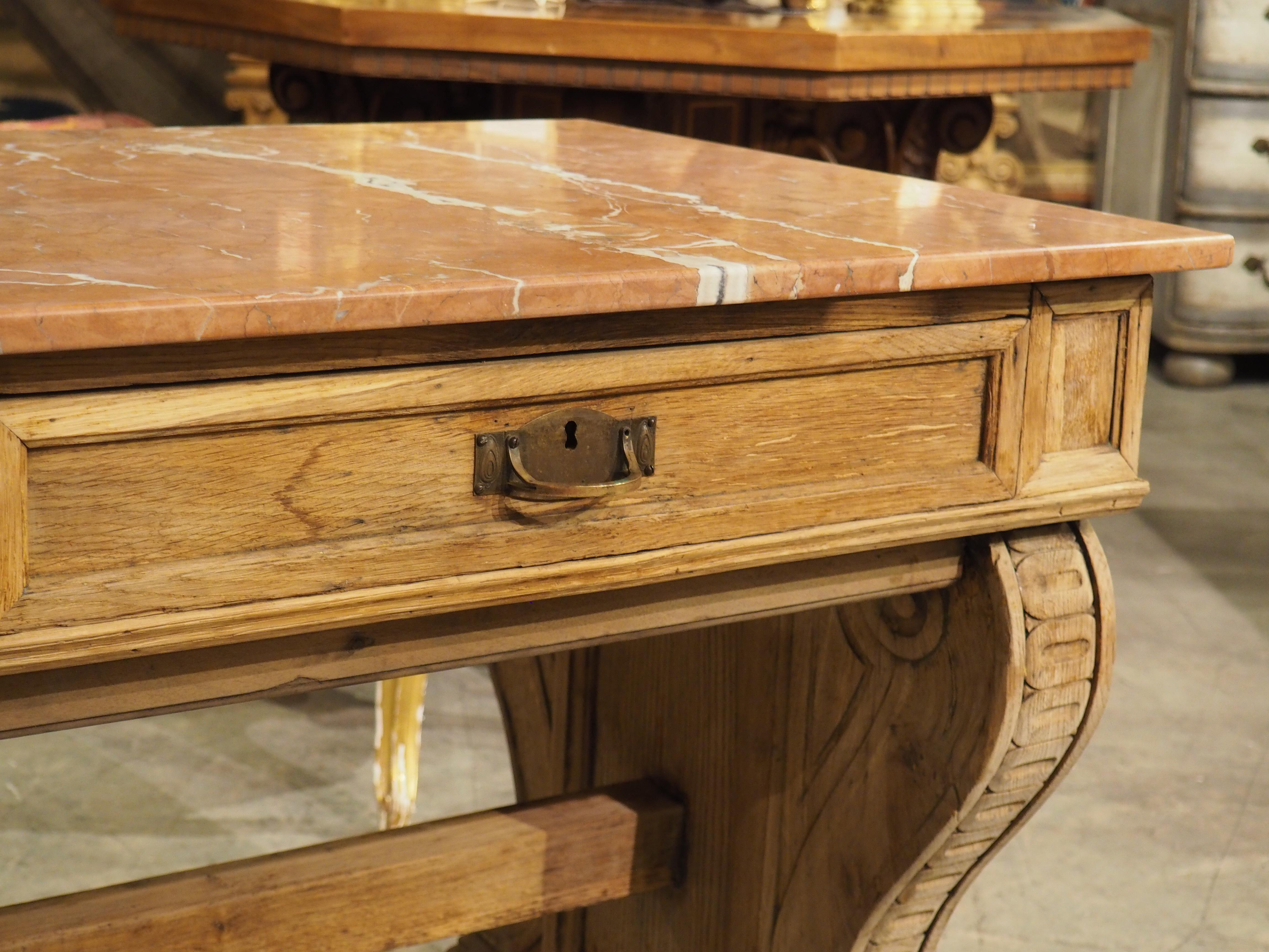 Consola de 2 cajones de roble francés del siglo XIX con tapa de mármol Metal en venta