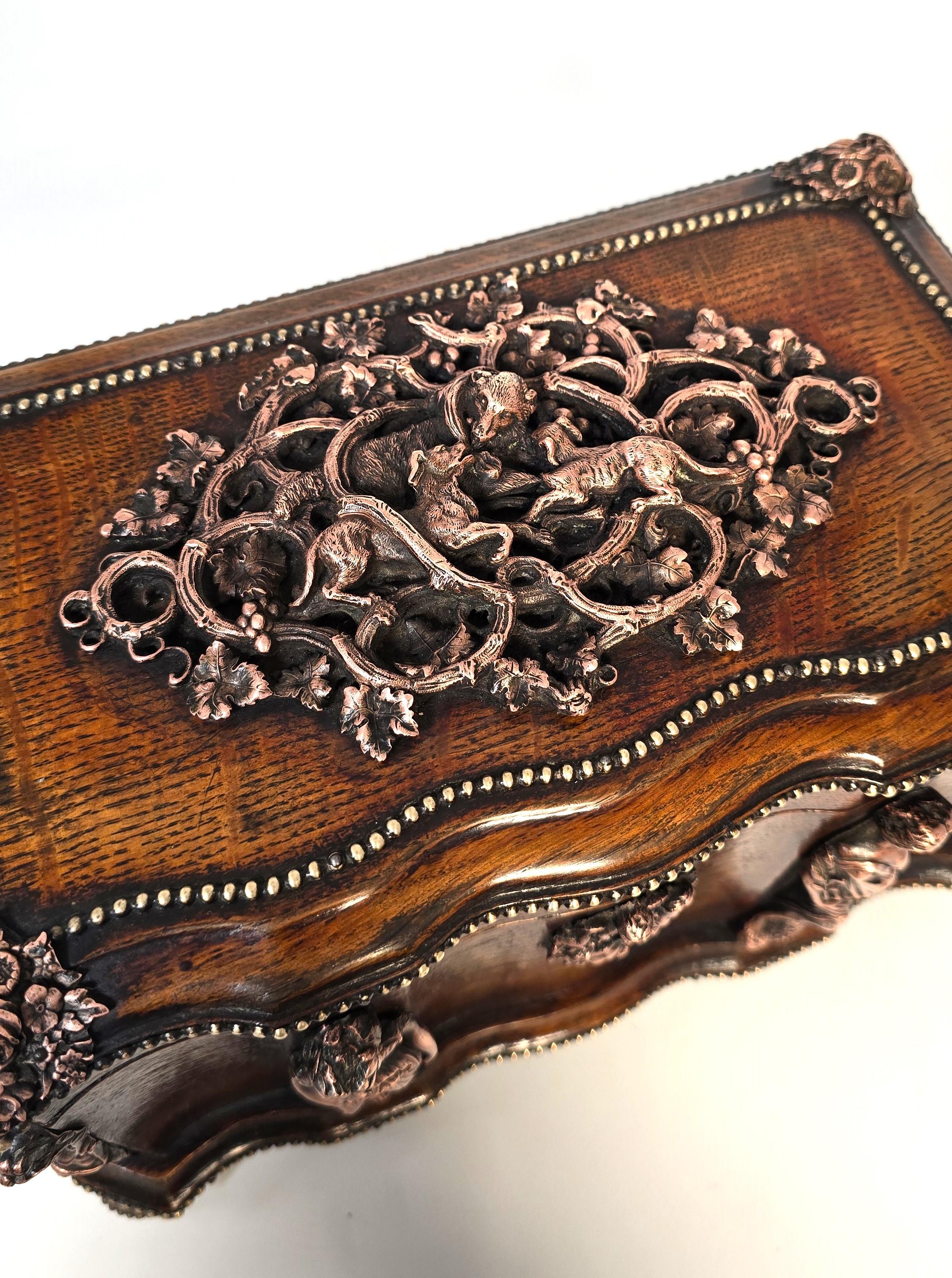 Un porta tè doppio francese di grandi dimensioni, di grande effetto e altamente decorativo, realizzato in legno di quercia a grana fine. 

La scatola rettangolare poggia su piedini circolari sagomati in ottone con decorazioni in perline di