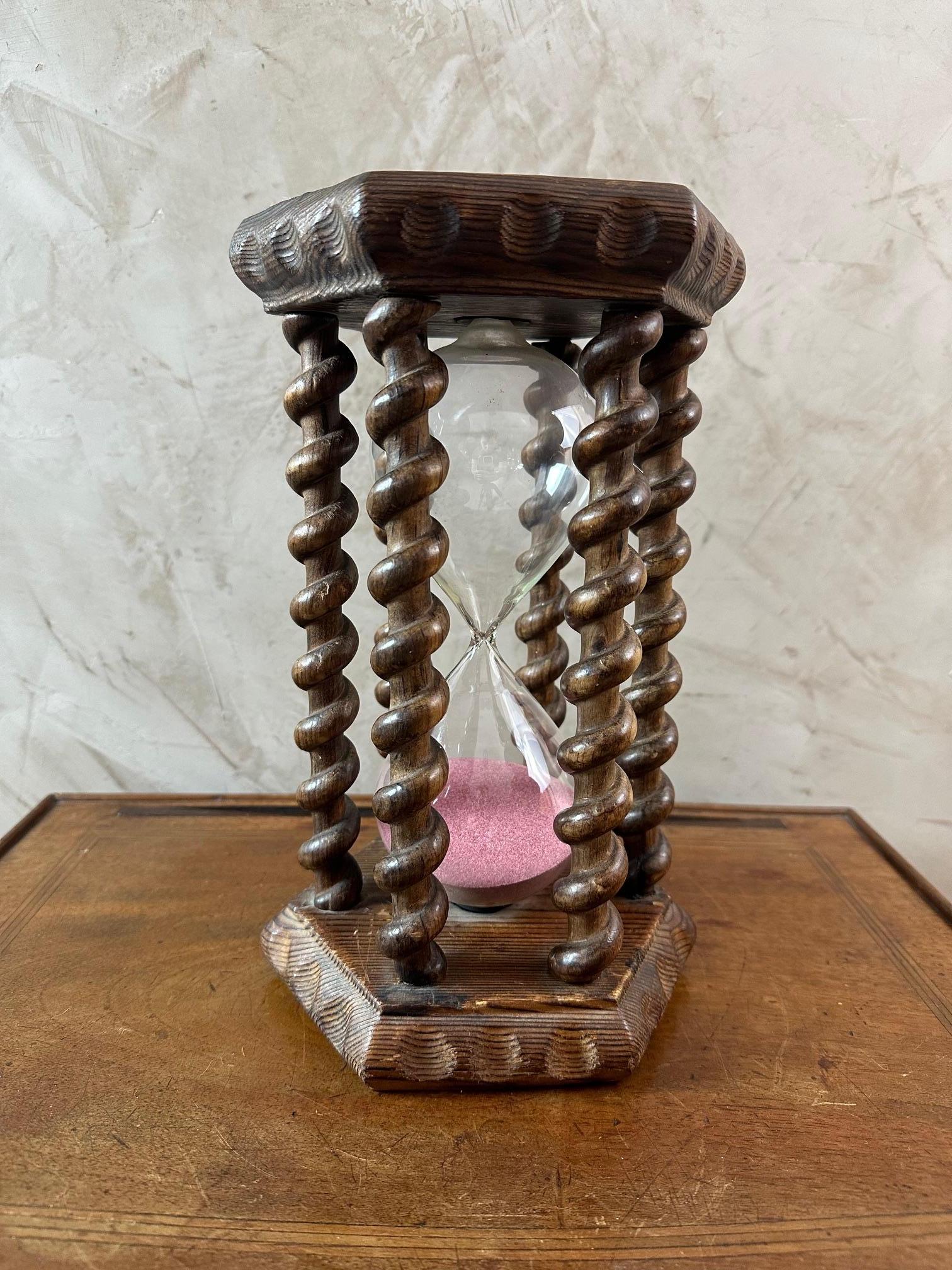 Large oak and hour glass sand dating from the 19th century with a time of 30 min decorated with beautiful twisted columns. Pink colored sand. Very good quality and unusual object.