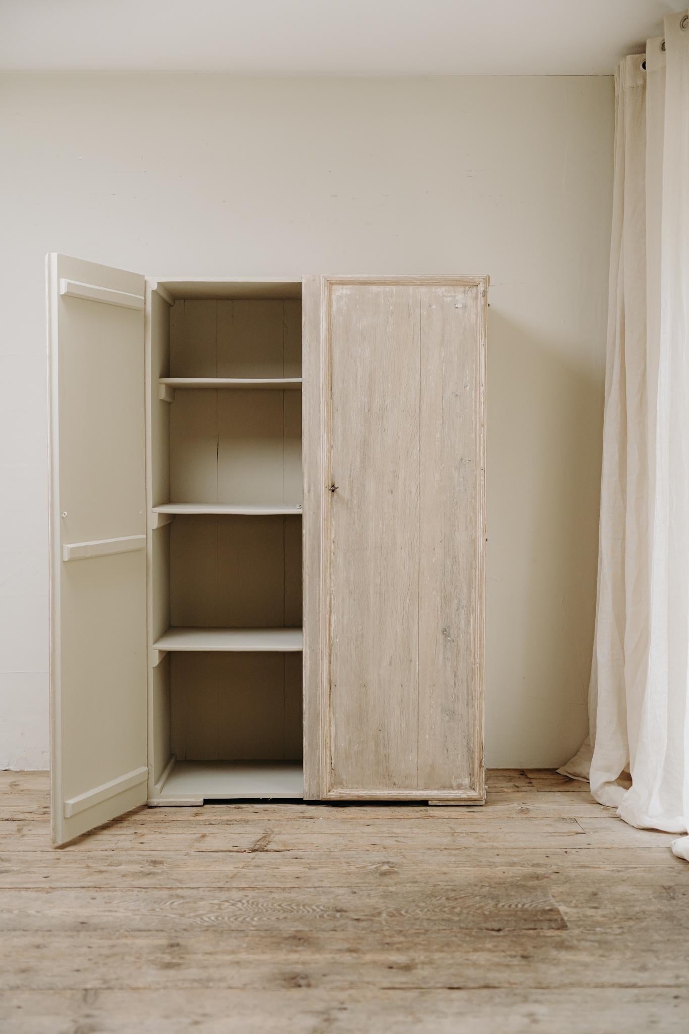 Armoire française en chêne et peuplier du 19e siècle en vente 7