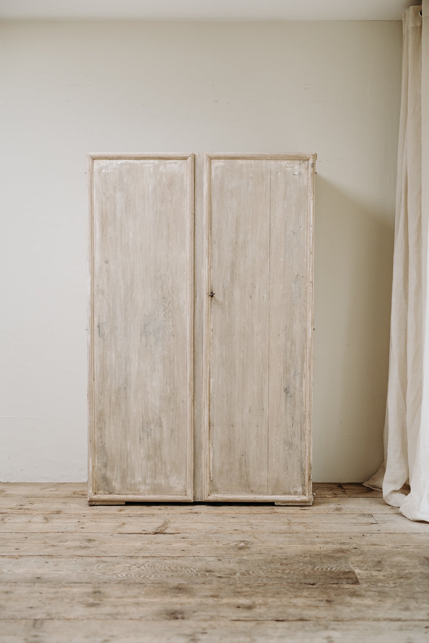 Armoire française en chêne et peuplier du 19e siècle en vente