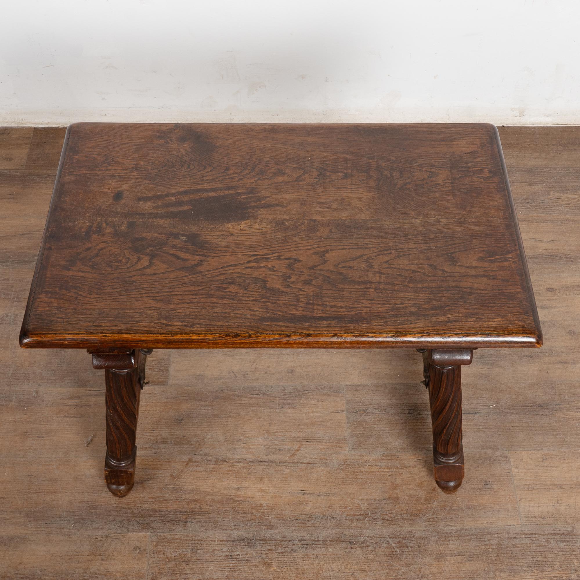 Table d'appoint baroque en chêne français du XIXe siècle avec détails en fer en vente 3