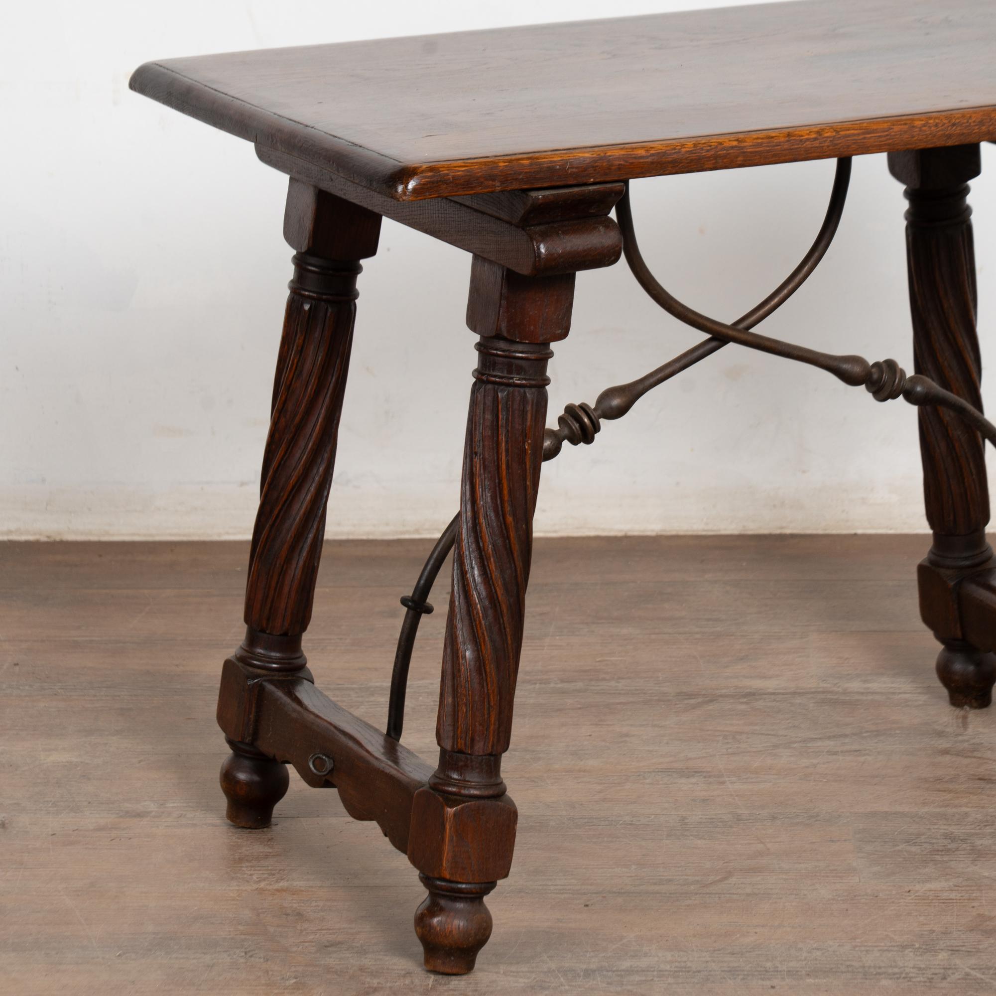 Table d'appoint baroque en chêne français du XIXe siècle avec détails en fer en vente 6
