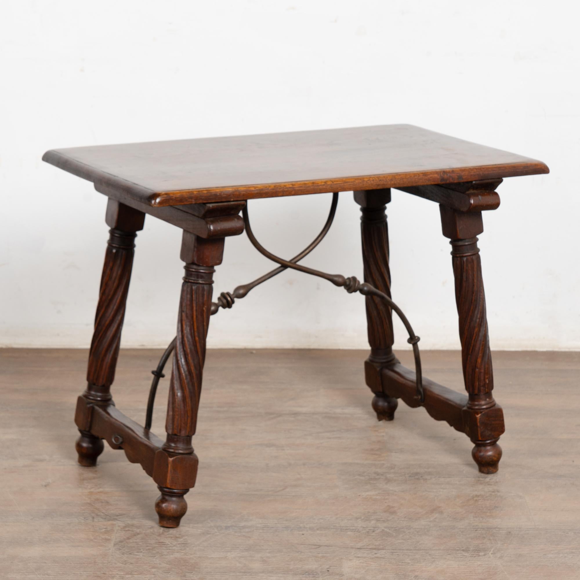 Table d'appoint baroque en chêne français du XIXe siècle avec détails en fer en vente 7