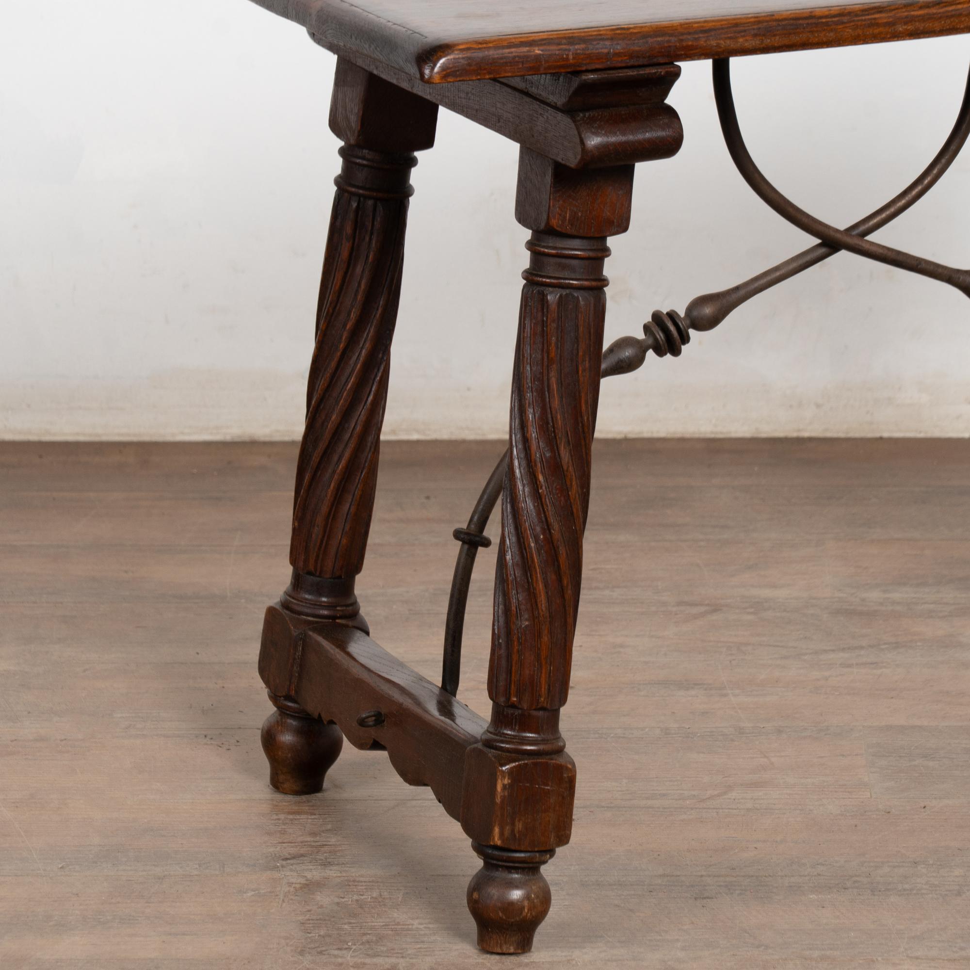 Baroque Table d'appoint baroque en chêne français du XIXe siècle avec détails en fer en vente