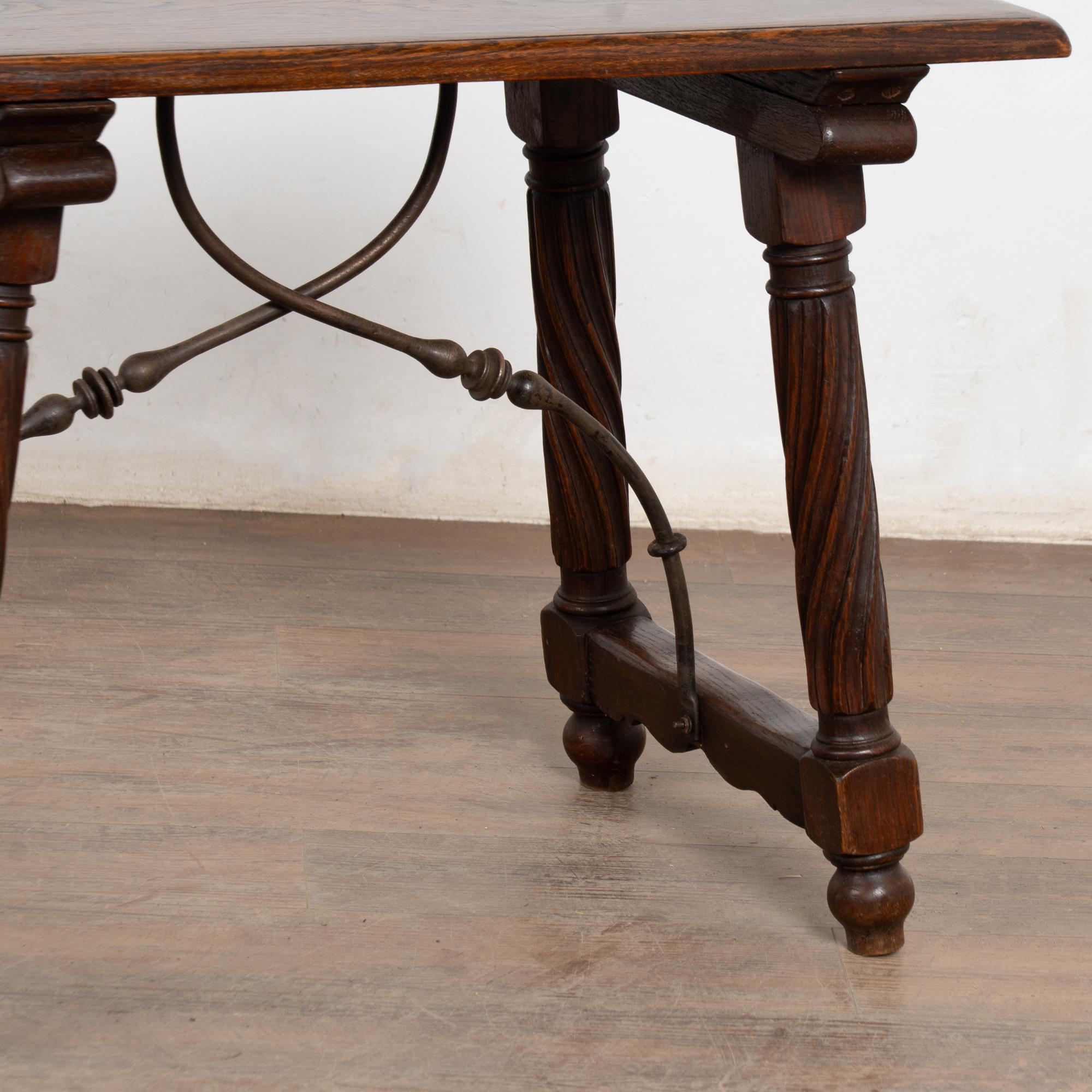 Français Table d'appoint baroque en chêne français du XIXe siècle avec détails en fer en vente