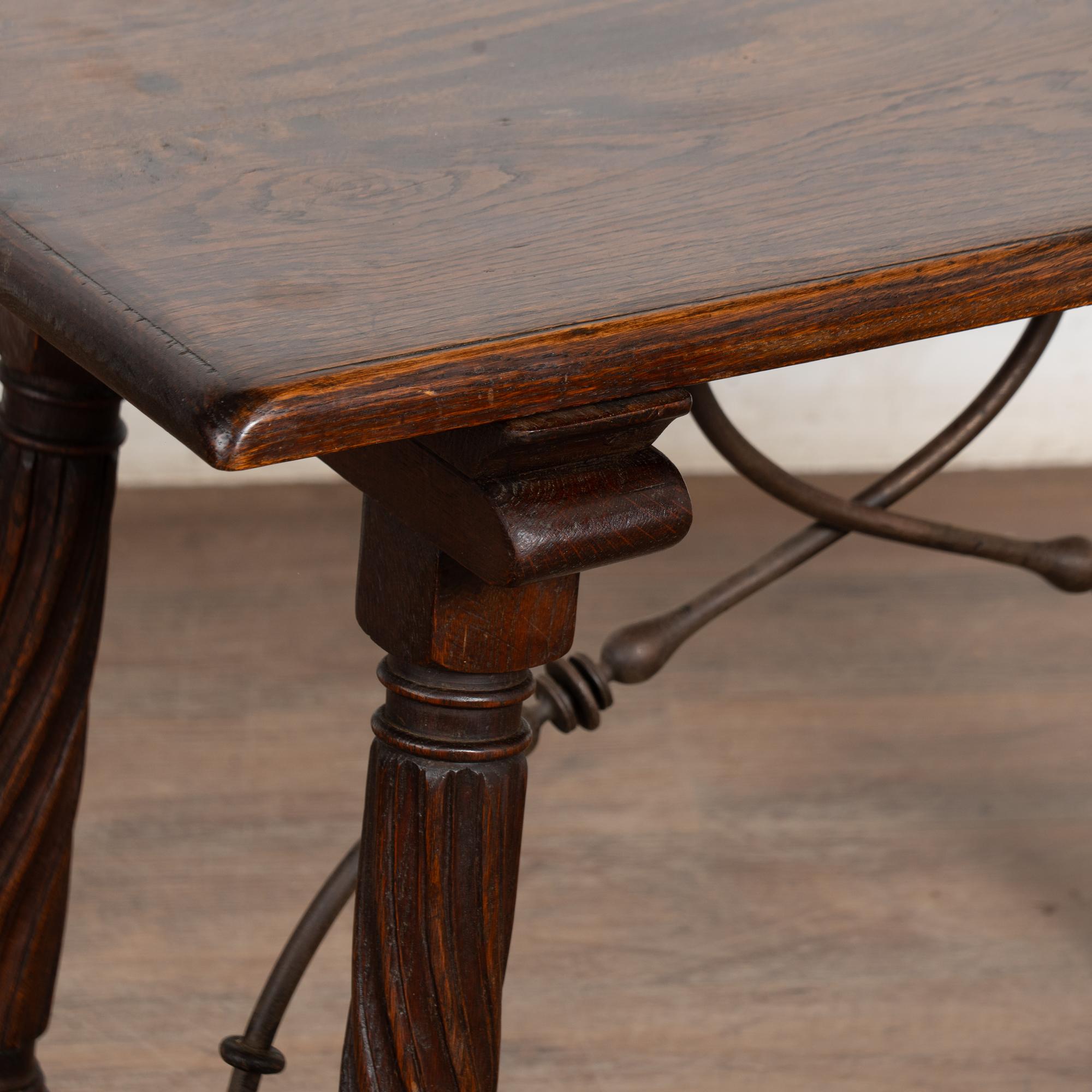 Fait main Table d'appoint baroque en chêne français du XIXe siècle avec détails en fer en vente