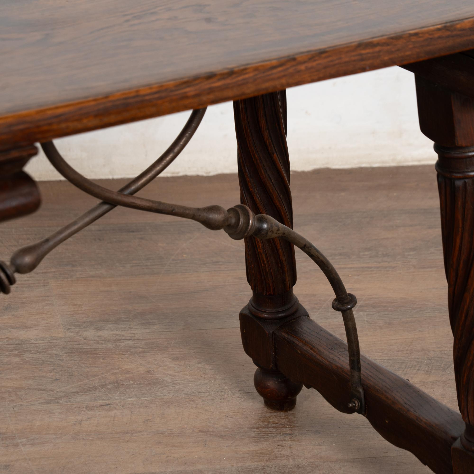 Table d'appoint baroque en chêne français du XIXe siècle avec détails en fer État moyen - En vente à Round Top, TX