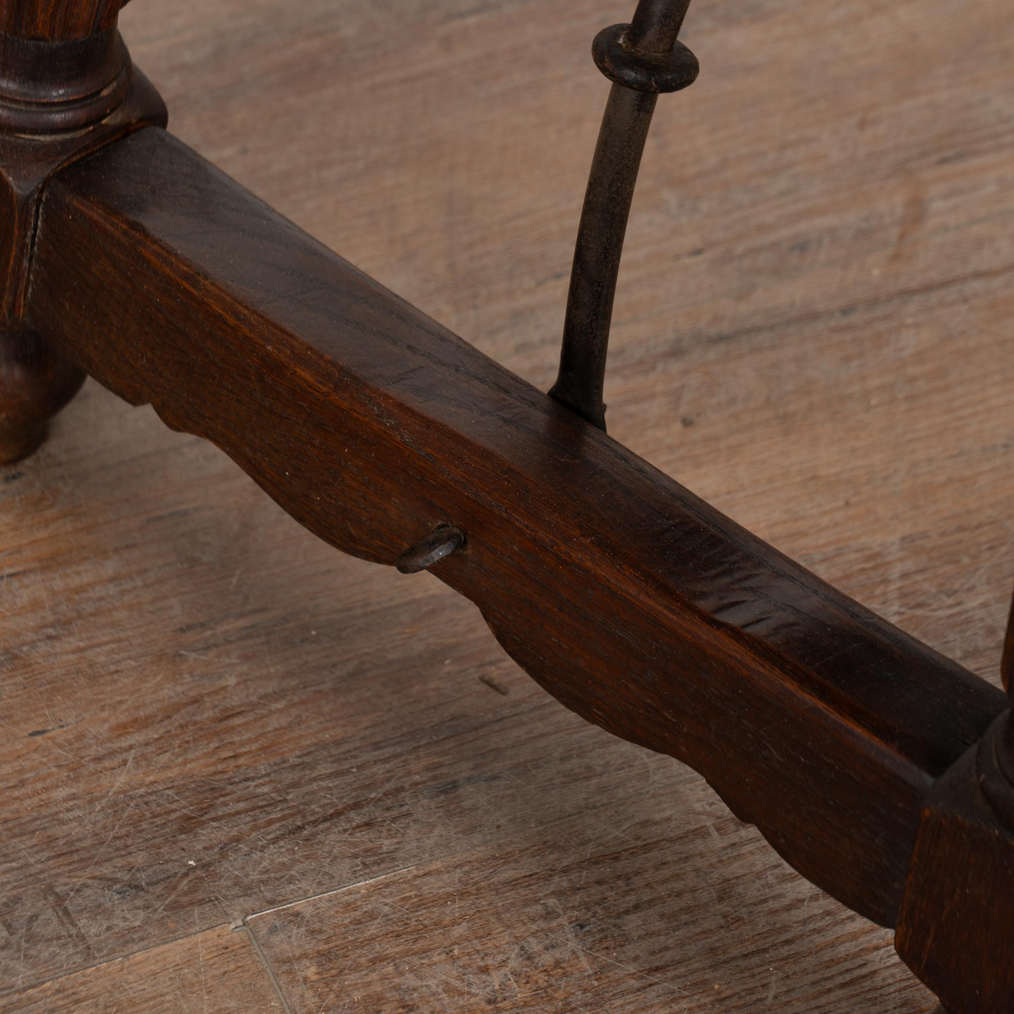 Chêne Table d'appoint baroque en chêne français du XIXe siècle avec détails en fer en vente