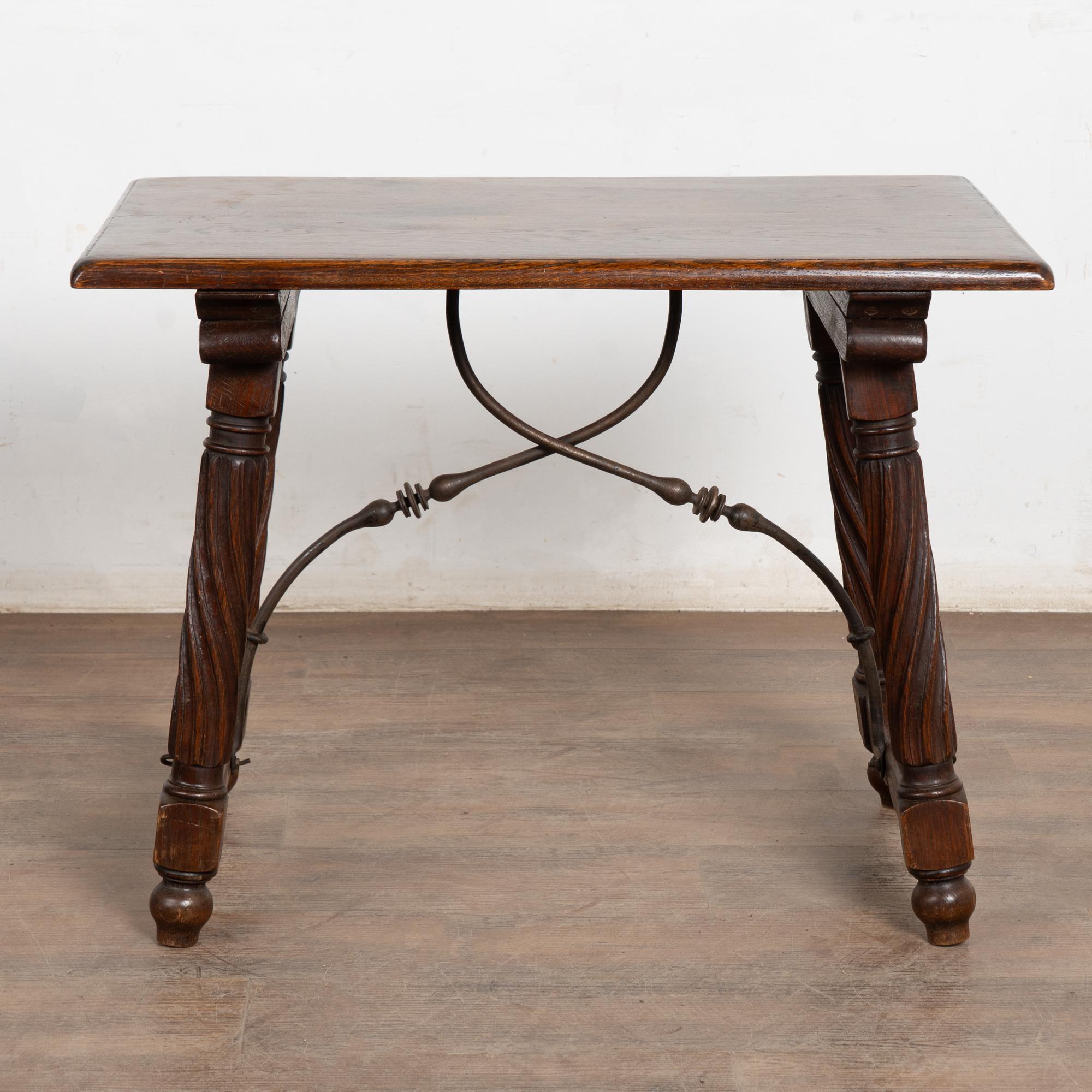 Table d'appoint baroque en chêne français du XIXe siècle avec détails en fer en vente 2