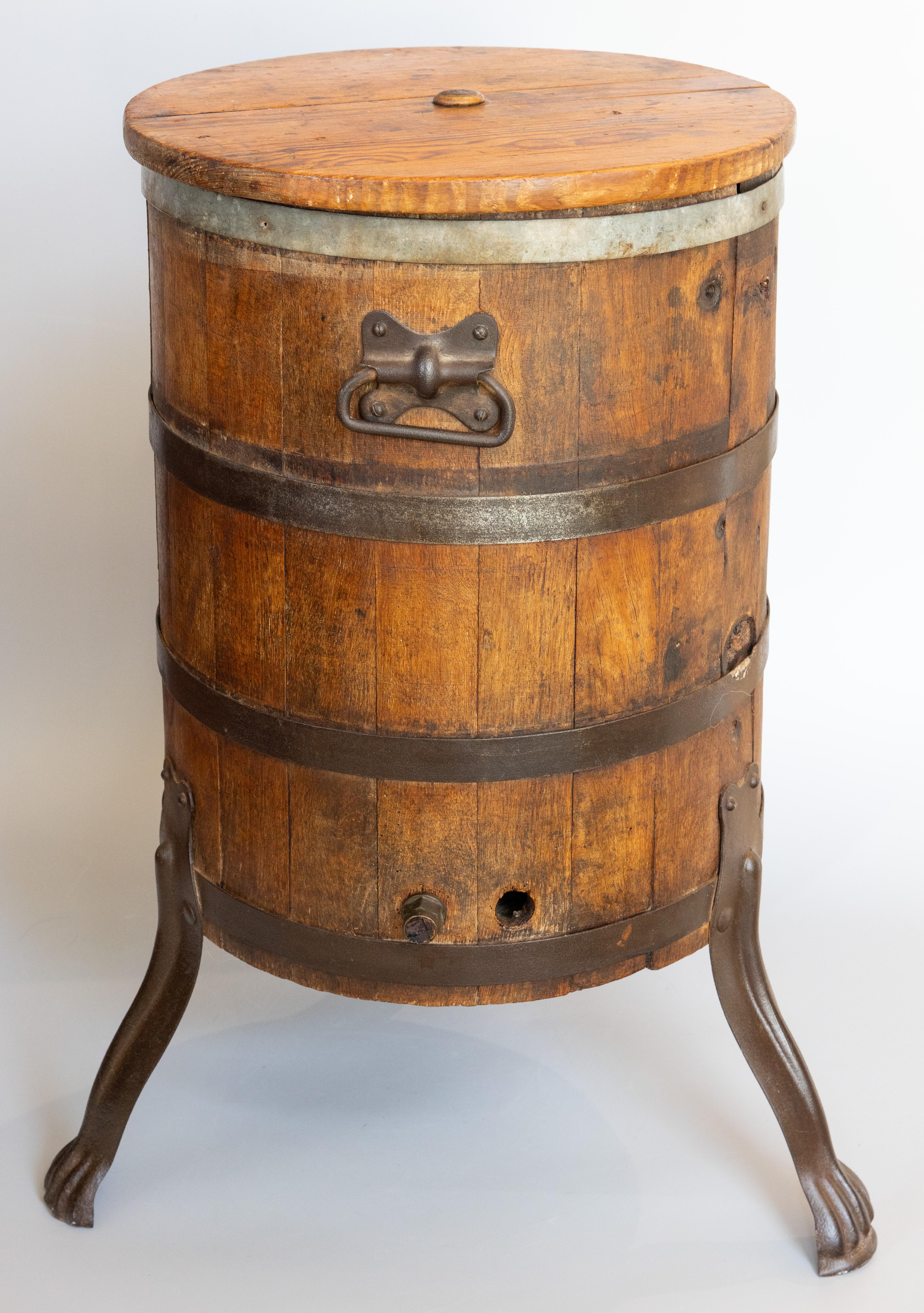 Ein rustikaler antiker französischer Beistelltisch oder Bartisch aus Eichenholz mit Bändern aus dem 19. Dieses charmante Stück wurde wahrscheinlich als Bierfass verwendet, würde sich aber heute wunderbar als Beistelltisch eignen. Er hat drei