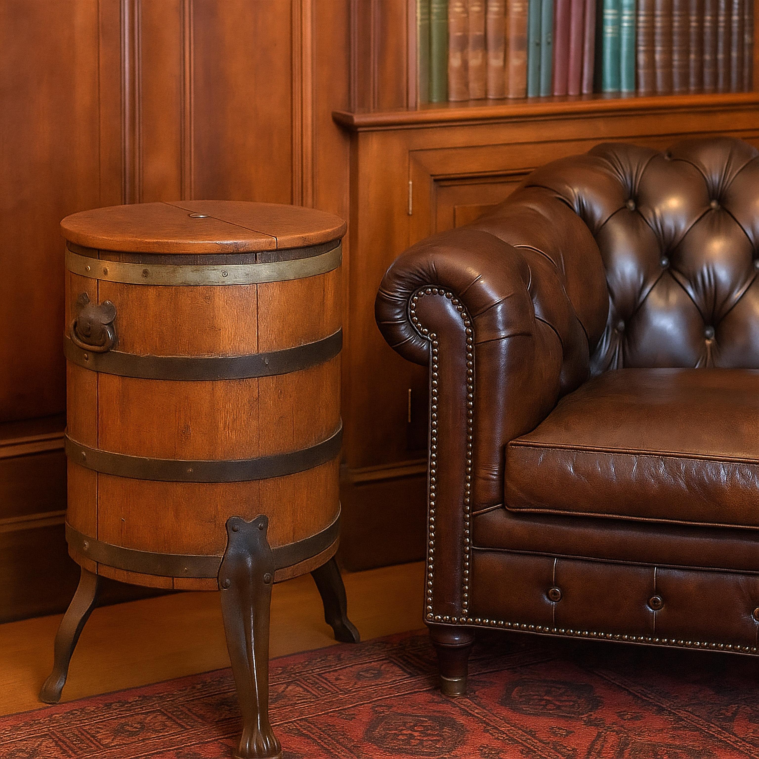 Table d'appoint ou table de bar rustique en chêne français du 19e siècle. Cette charmante pièce a probablement été utilisée comme tonneau de bière, mais serait merveilleusement utilisée aujourd'hui comme table d'appoint. Il possède trois pieds en