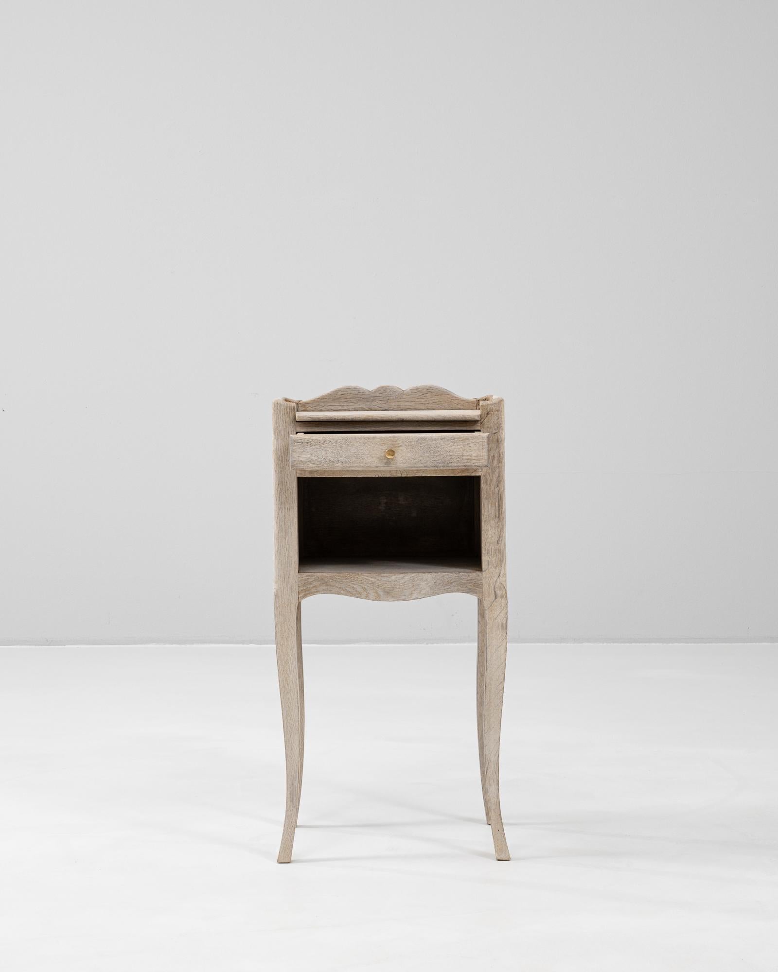 19th Century French Oak Bedside Table im Zustand „Gut“ im Angebot in High Point, NC