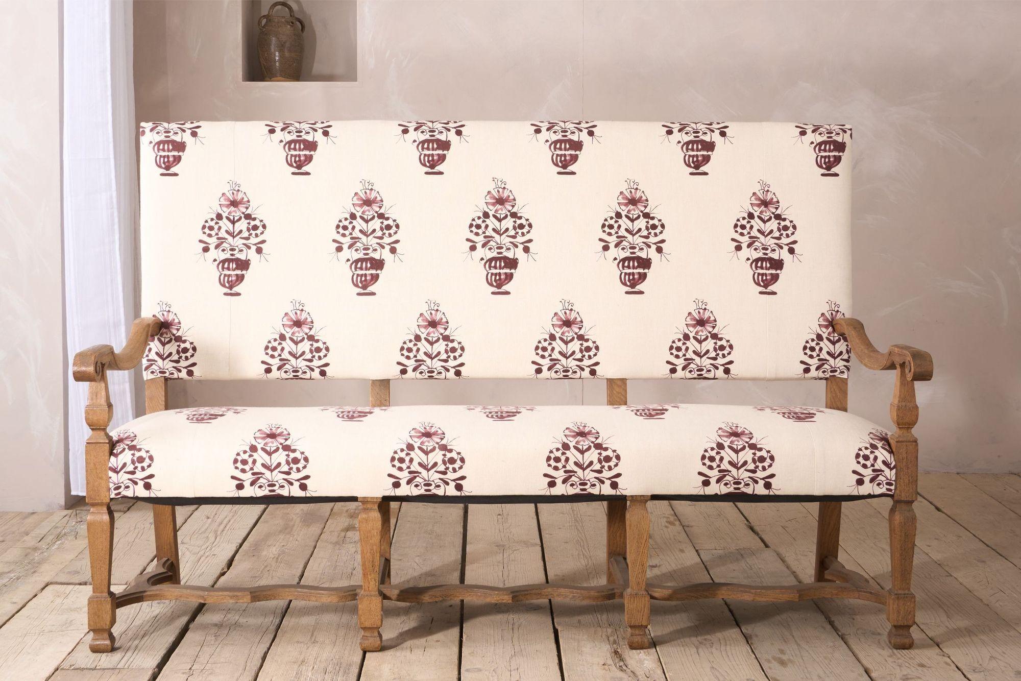 Banc en chêne français du XIXe siècle garni de Vaas par Emma Grant Excellent état - En vente à Malton, GB