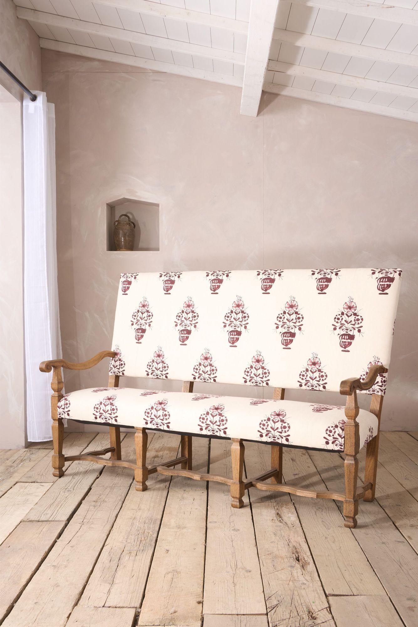 Banc en chêne français du XIXe siècle garni de Vaas par Emma Grant en vente 1