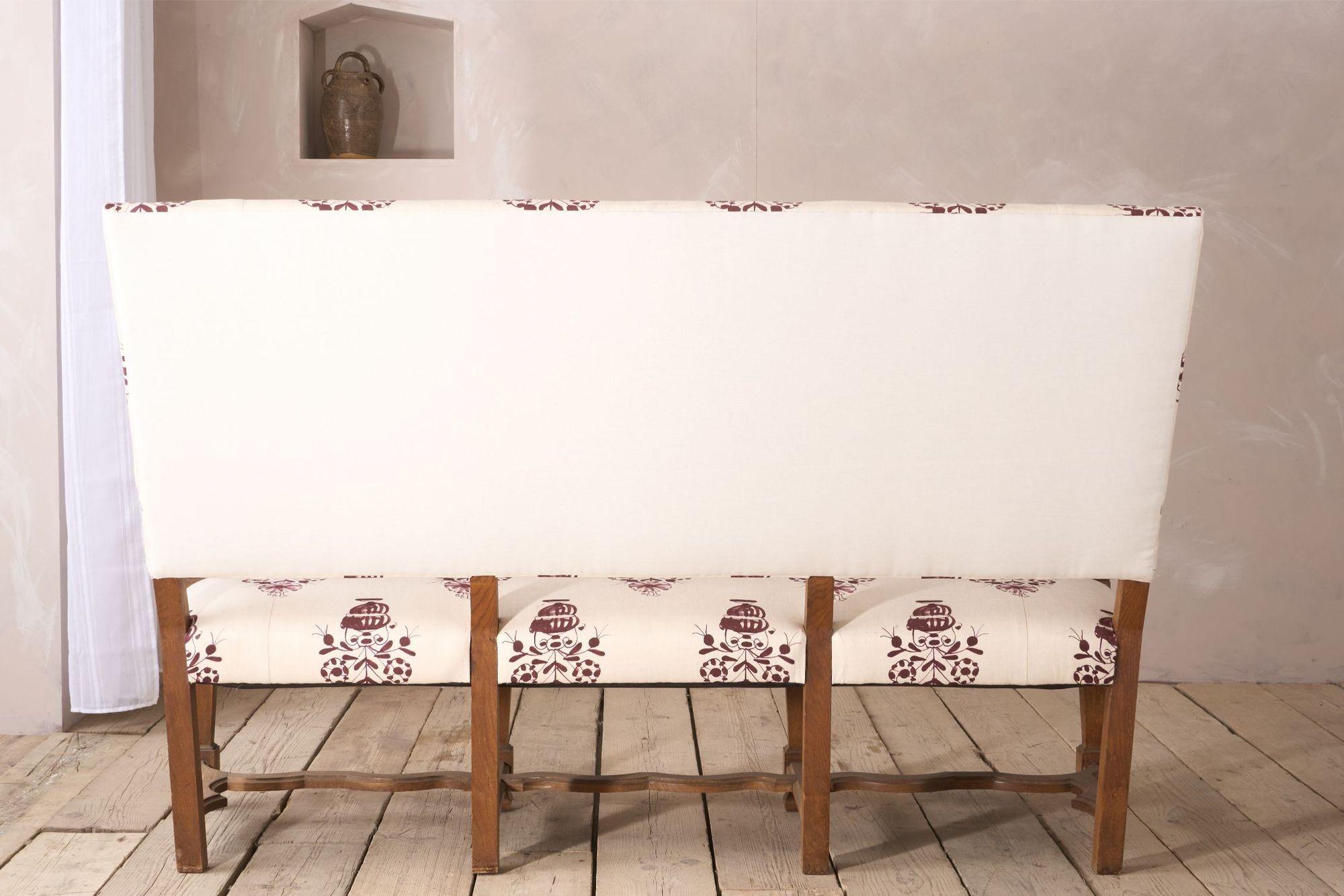 Banc en chêne français du XIXe siècle garni de Vaas par Emma Grant en vente 5