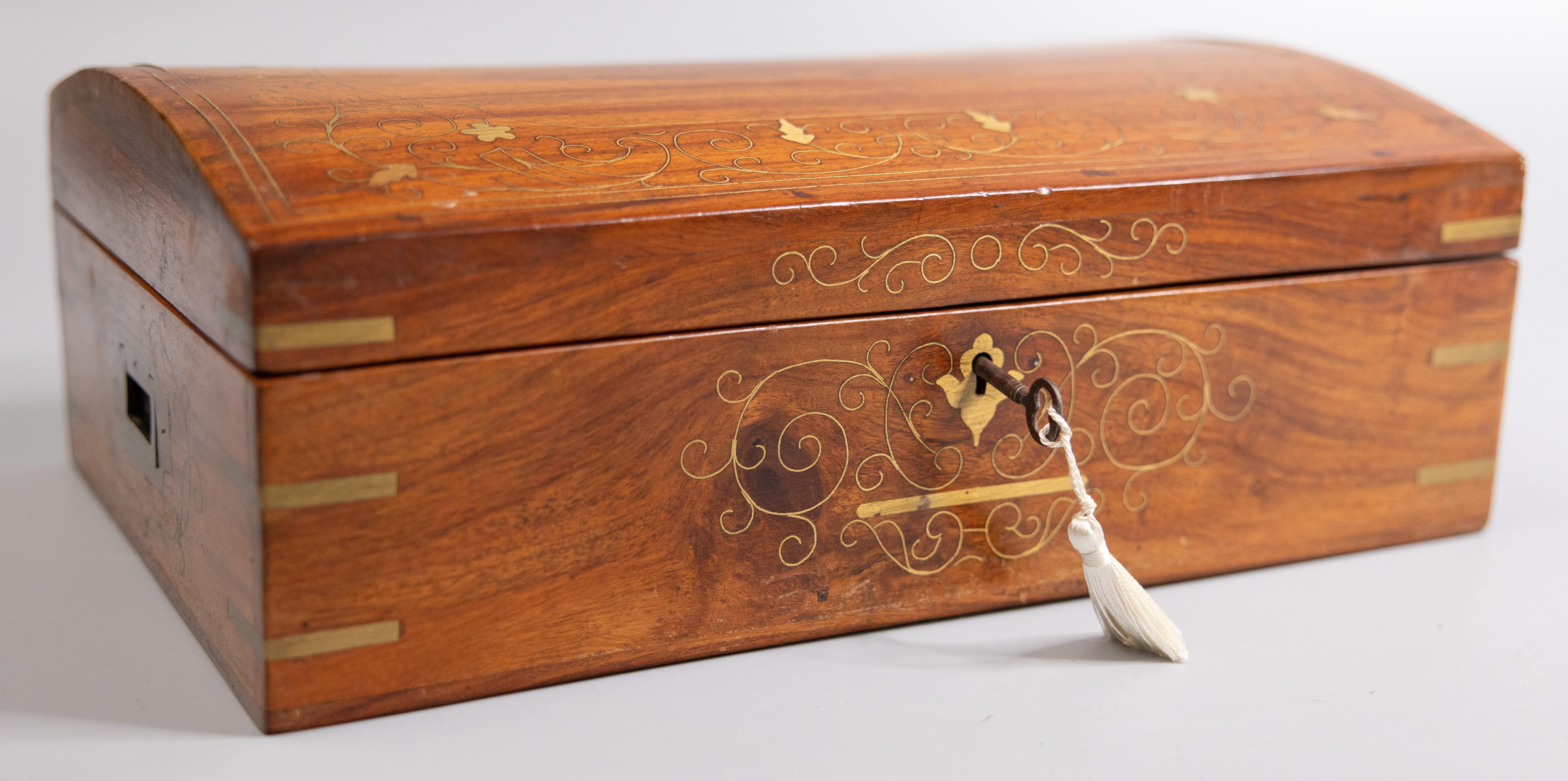Superbe boîte à ouvrage ancienne en chêne et en boulle du XIXe siècle, avec un intérieur aménagé, un plateau à bijoux intérieur amovible, et une serrure et une clé d'origine en parfait état de marche, vers 1880. Cette belle boîte est ornée de