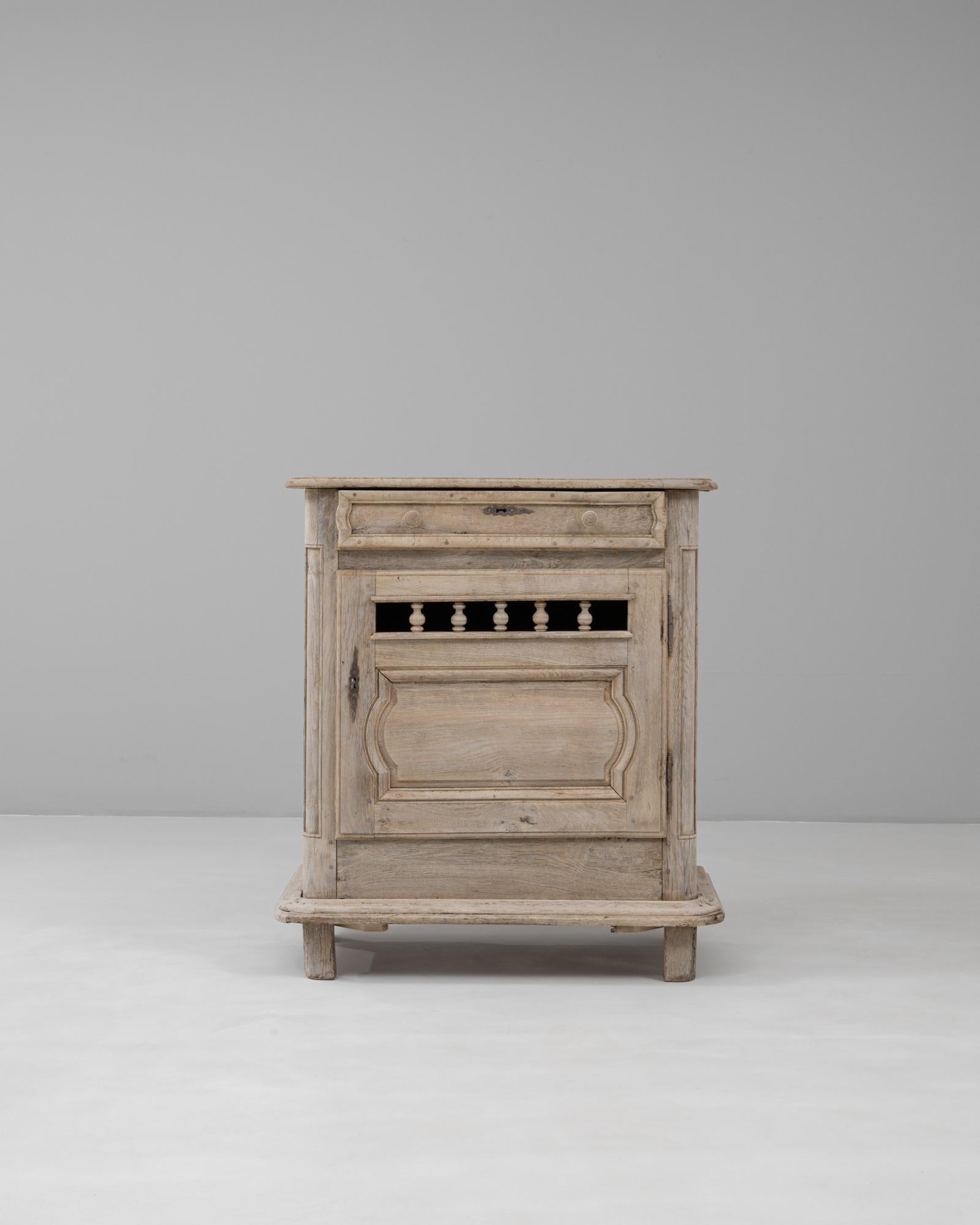 Dieses Buffet aus französischer Eiche aus dem 19. Jahrhundert zeigt die rustikale Eleganz provinzieller Handwerkskunst mit seinem einfachen, aber raffinierten Design. Das aus massiver Eiche gefertigte Stück weist eine natürliche, verwitterte Patina