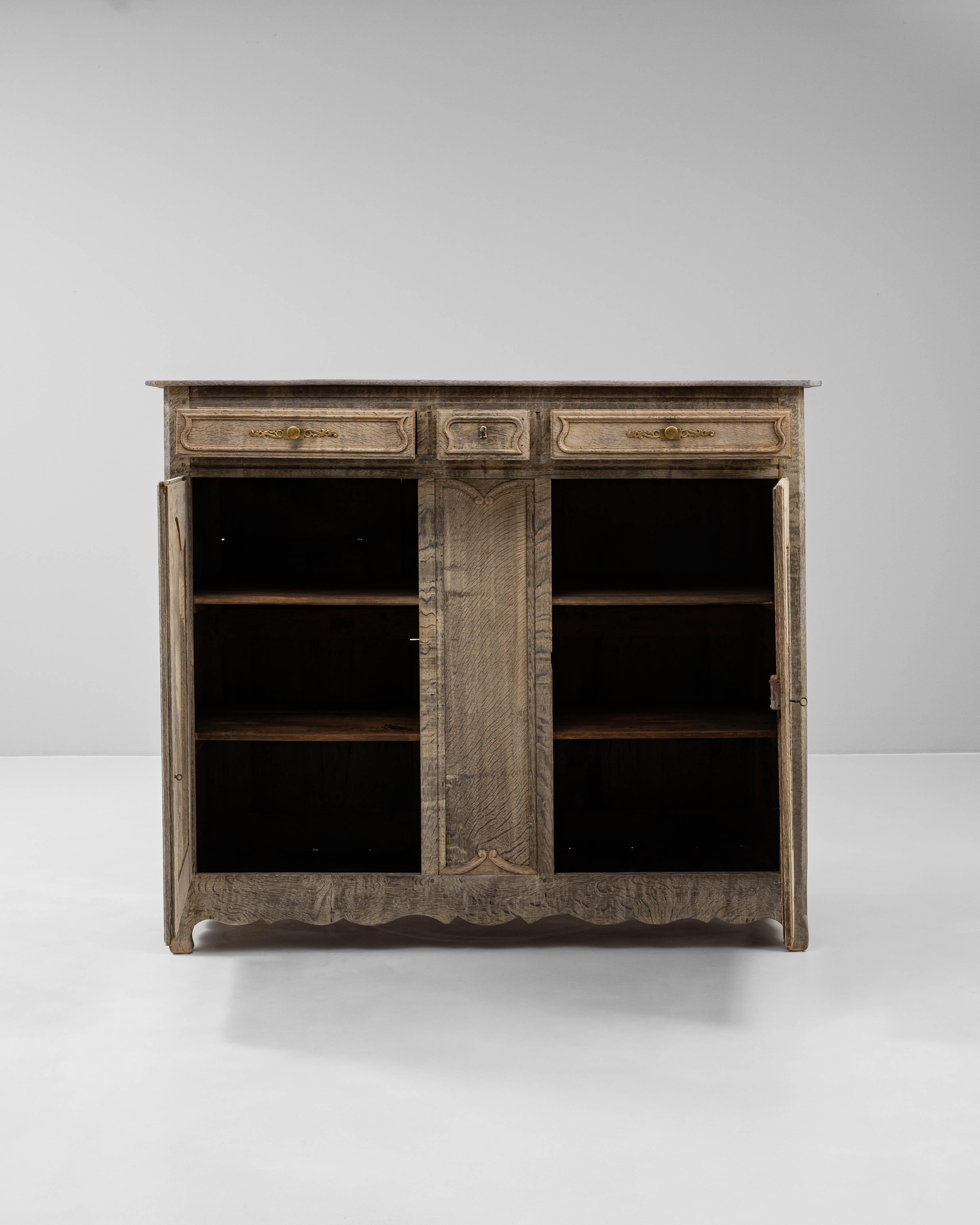 Francese 19th Century French Oak Buffet in vendita