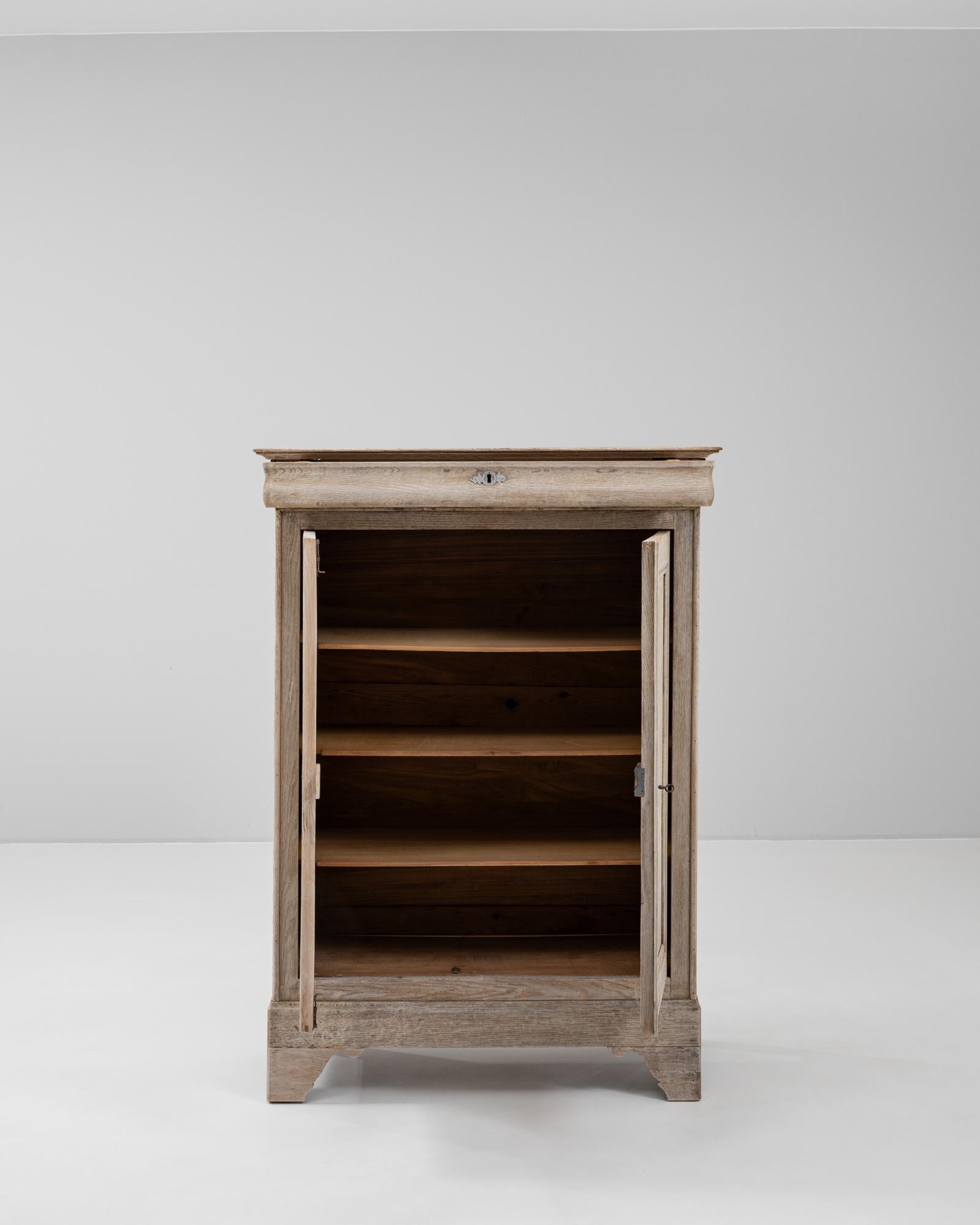 Francese 19th Century French Oak Buffet in vendita