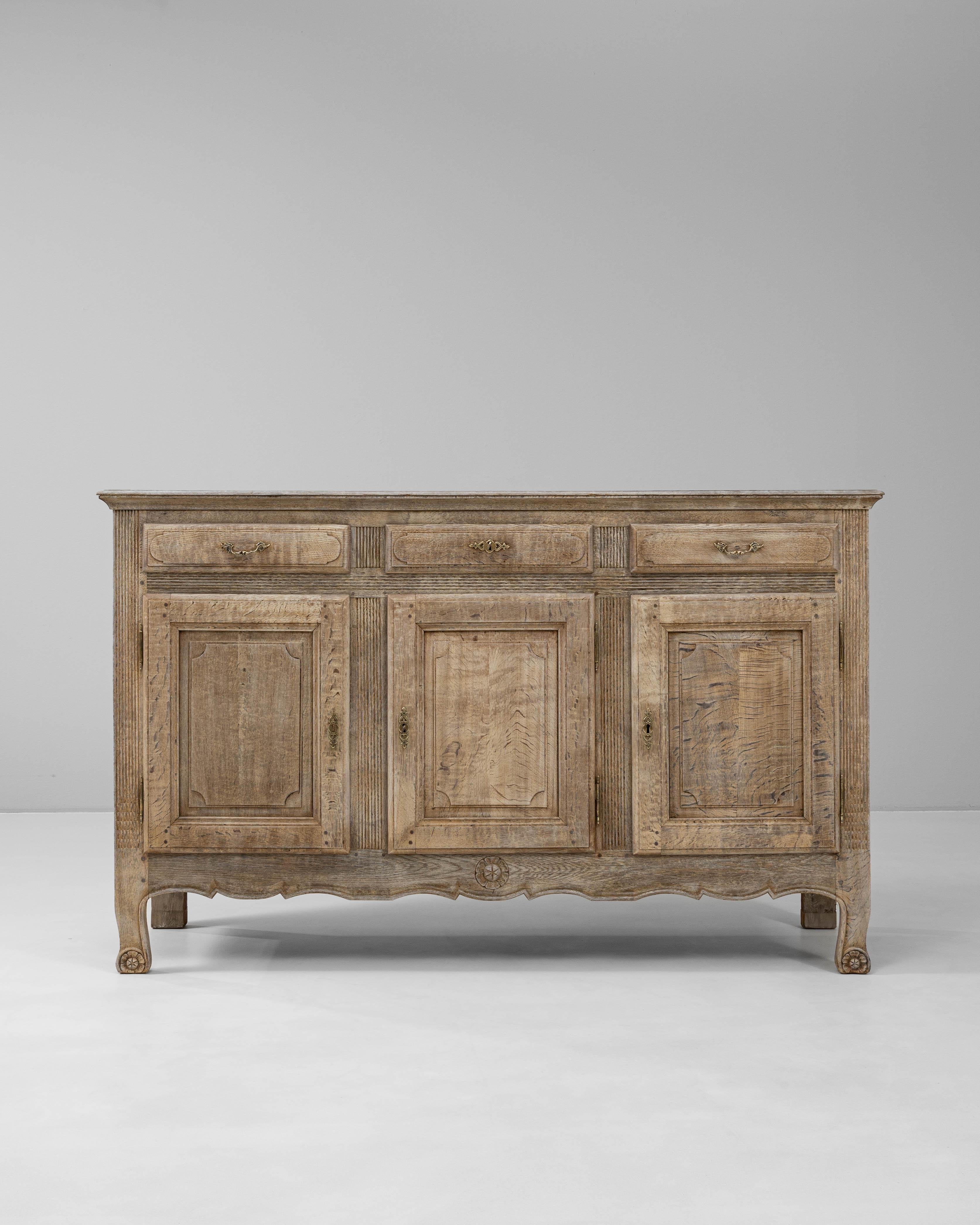 Francese 19th Century French Oak Buffet in vendita