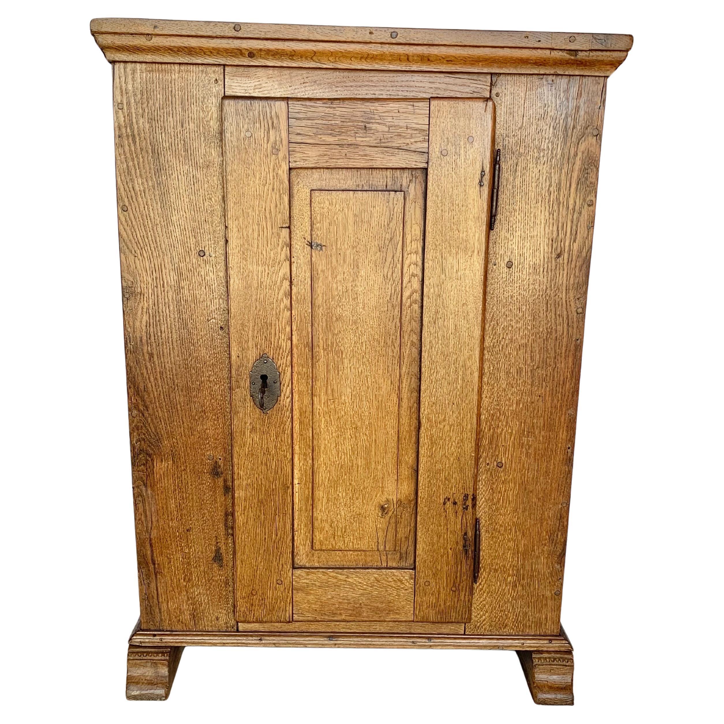 Trovato nel sud della Francia, questo Cabinet De Confiture o armadio per marmellate francese del XIX secolo è stato realizzato a mano in rovere massiccio di vecchia crescita. Il pezzo presenta un piano con bordi smussati che poggia su un'anta