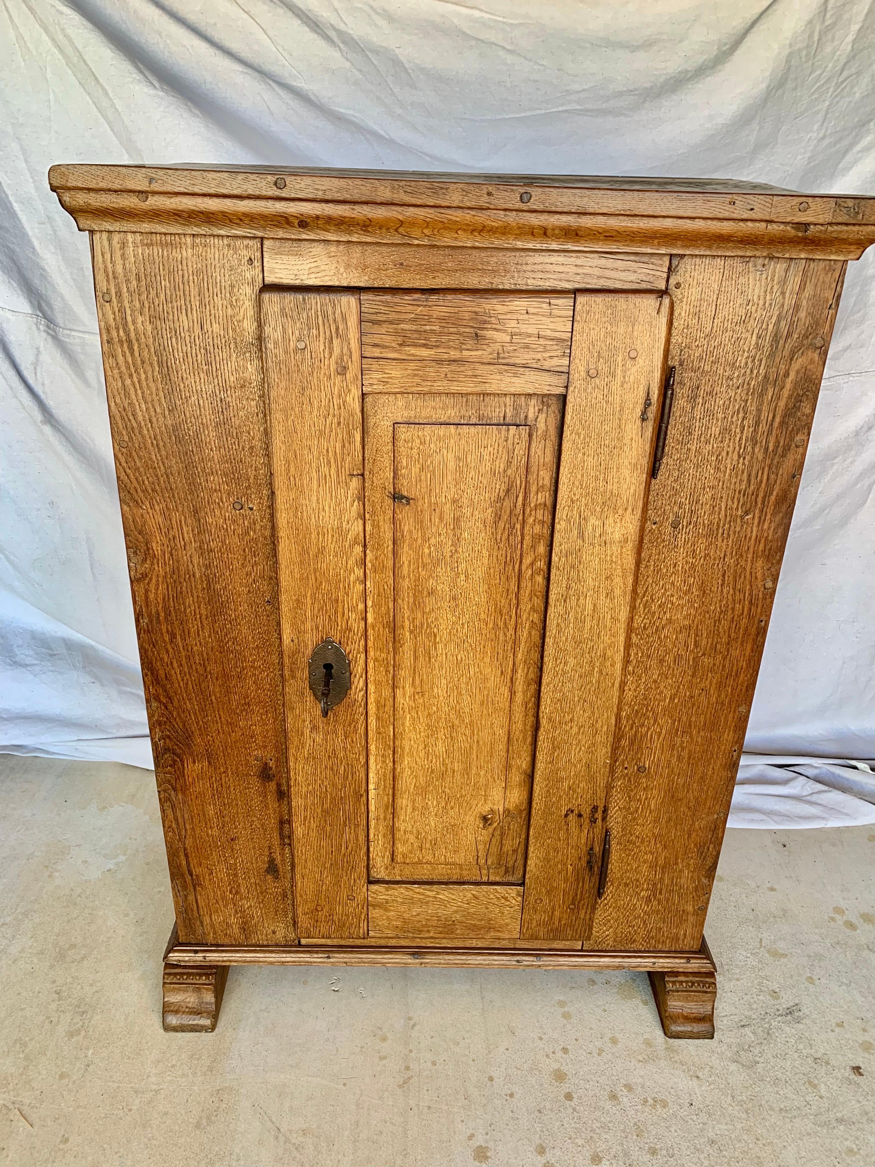 Fatto a mano Cabinet de Confiture francese del XIX secolo in Oak in vendita