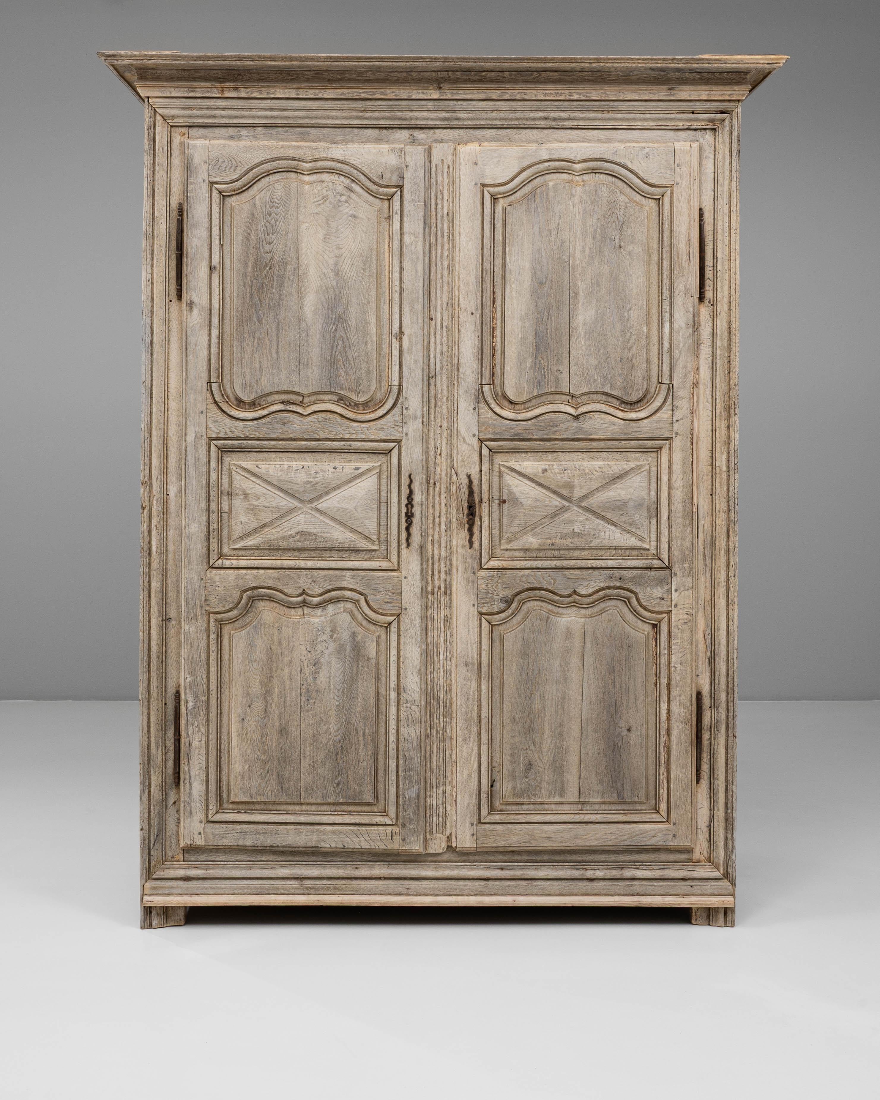 Questo mobile in quercia francese del XIX secolo incarna la raffinata maestria del design provinciale, con ante a pannelli con modanature ad arco e geometriche. La finitura in rovere naturale mette in risalto le venature e la consistenza autentica