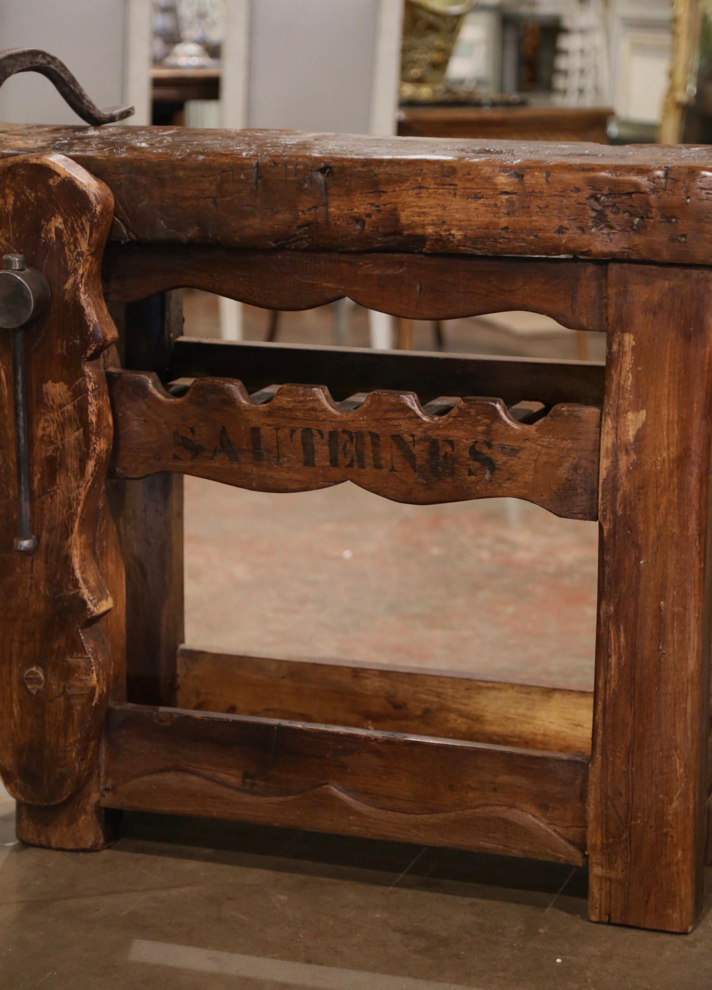 Dieser antike Tisch wurde um 1880 in der französischen Poitou-Region hergestellt. Das rustikale, rustikale Stück aus Eiche, das auf der Vorderseite mit dem Wort 