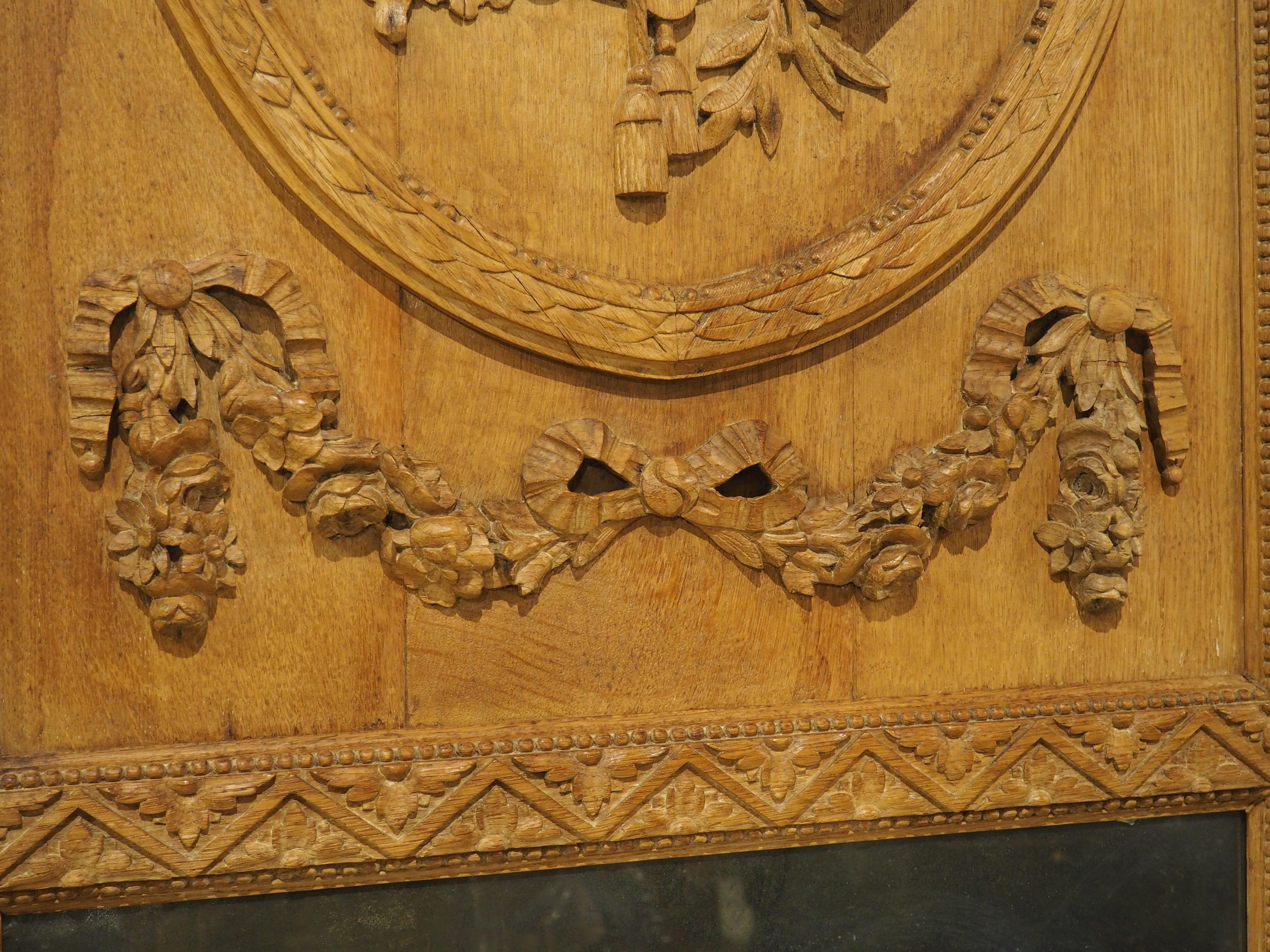Specchio francese del XIX secolo in Oak intagliato in stile Luigi XVI per il Trofeo Musicale Trumeau in vendita 4