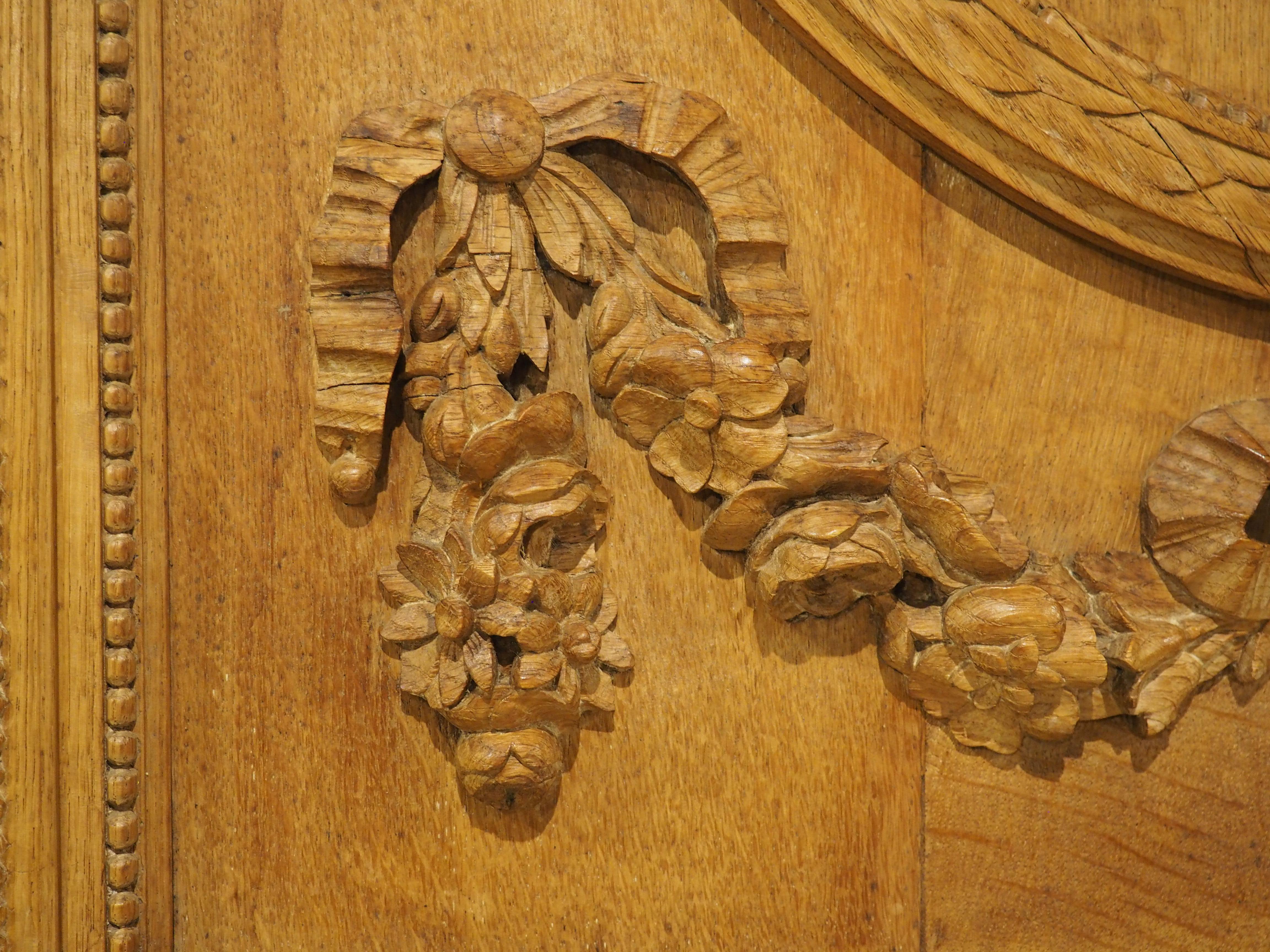Specchio francese del XIX secolo in Oak intagliato in stile Luigi XVI per il Trofeo Musicale Trumeau in vendita 5