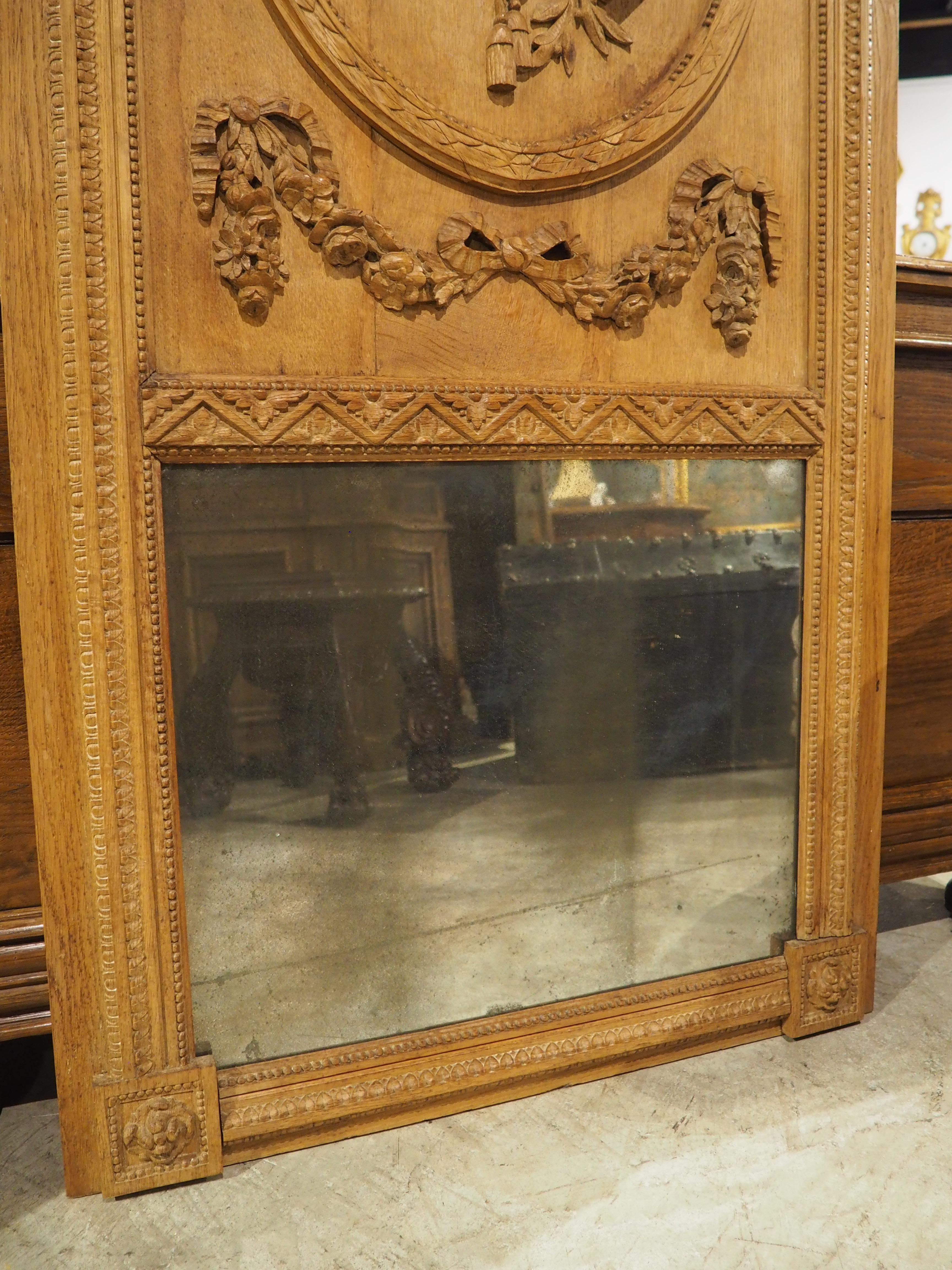 Specchio francese del XIX secolo in Oak intagliato in stile Luigi XVI per il Trofeo Musicale Trumeau in vendita 10