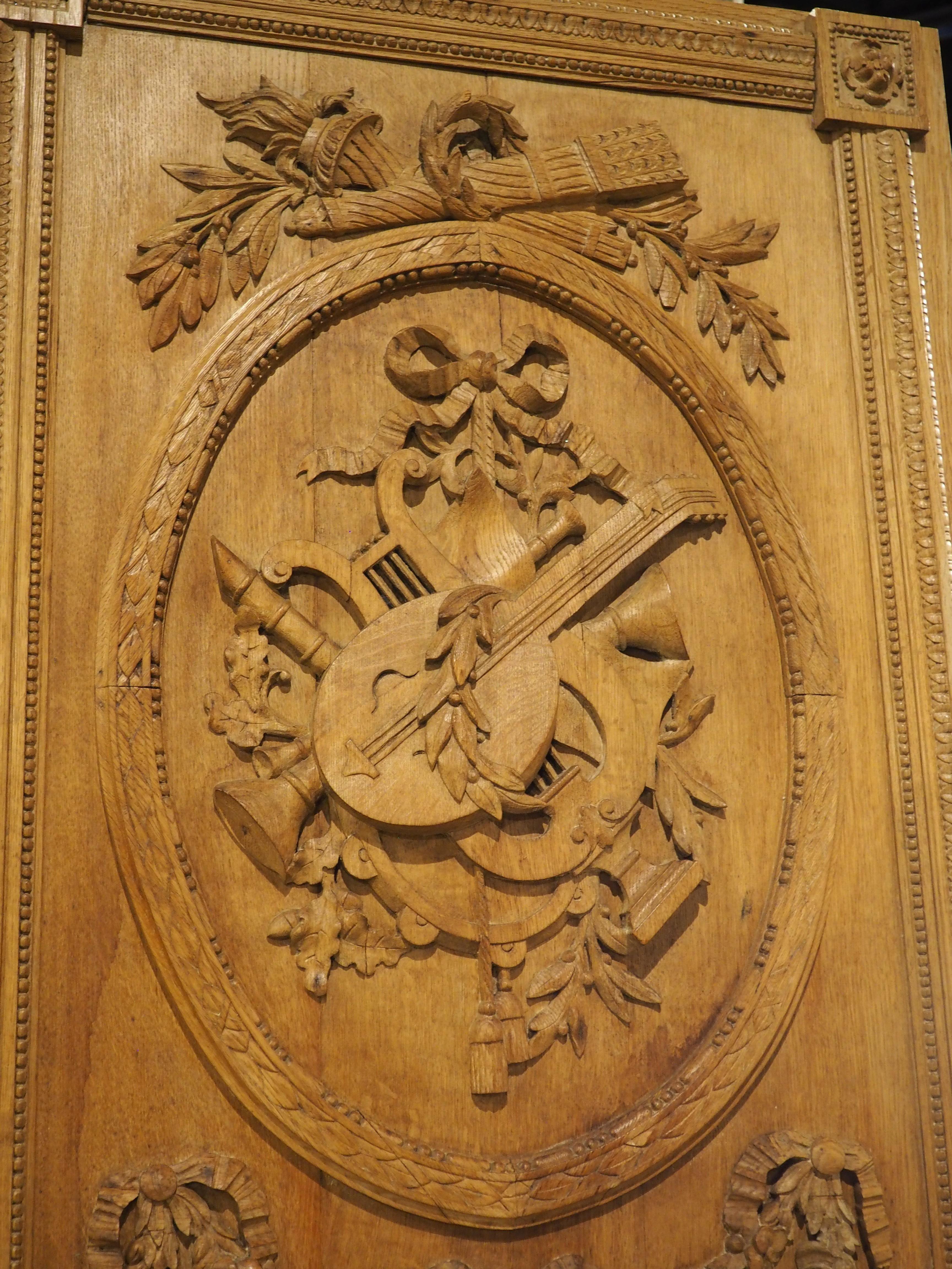 Specchio francese del XIX secolo in Oak intagliato in stile Luigi XVI per il Trofeo Musicale Trumeau in vendita 12