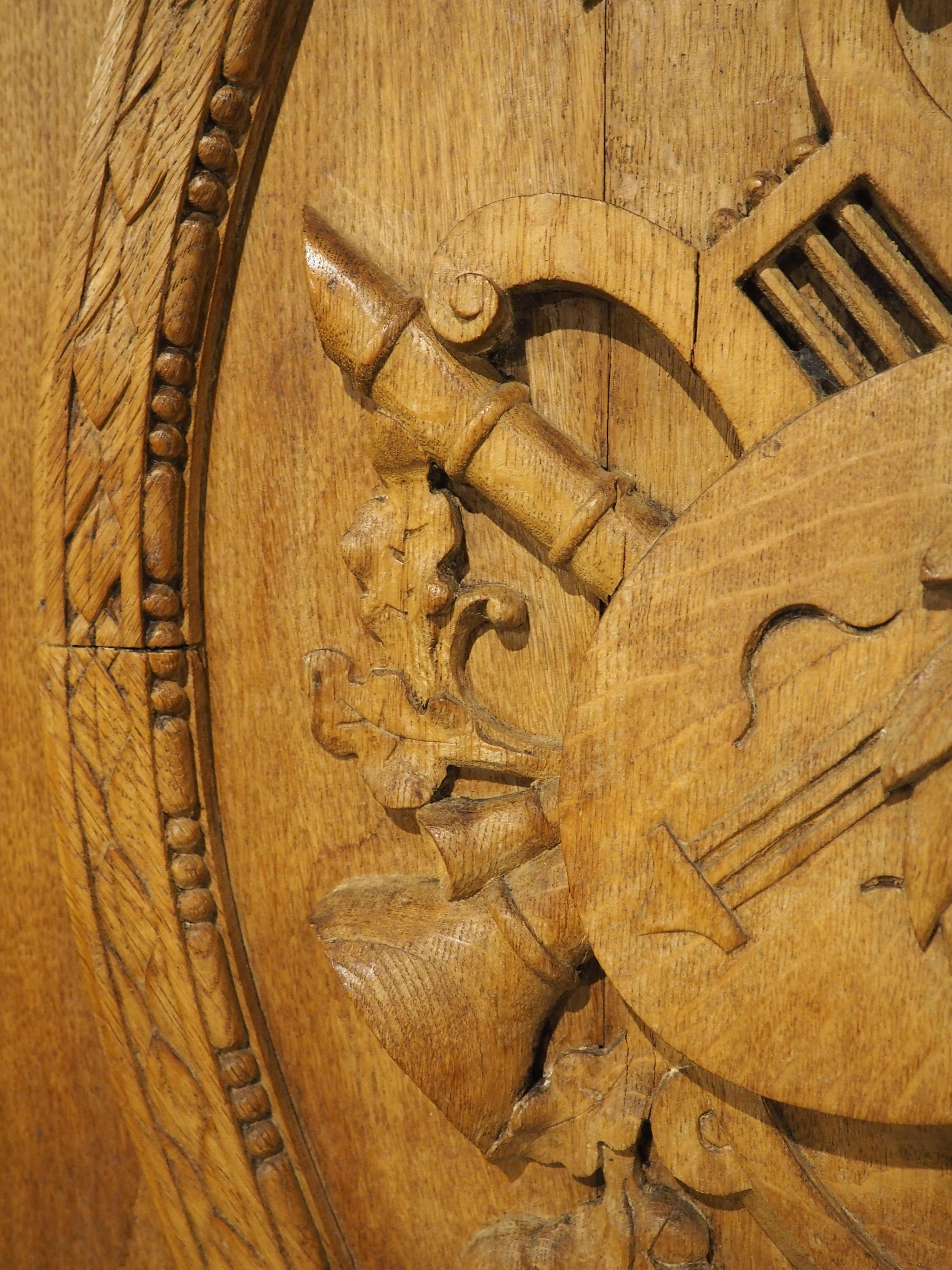Specchio francese del XIX secolo in Oak intagliato in stile Luigi XVI per il Trofeo Musicale Trumeau in vendita 13