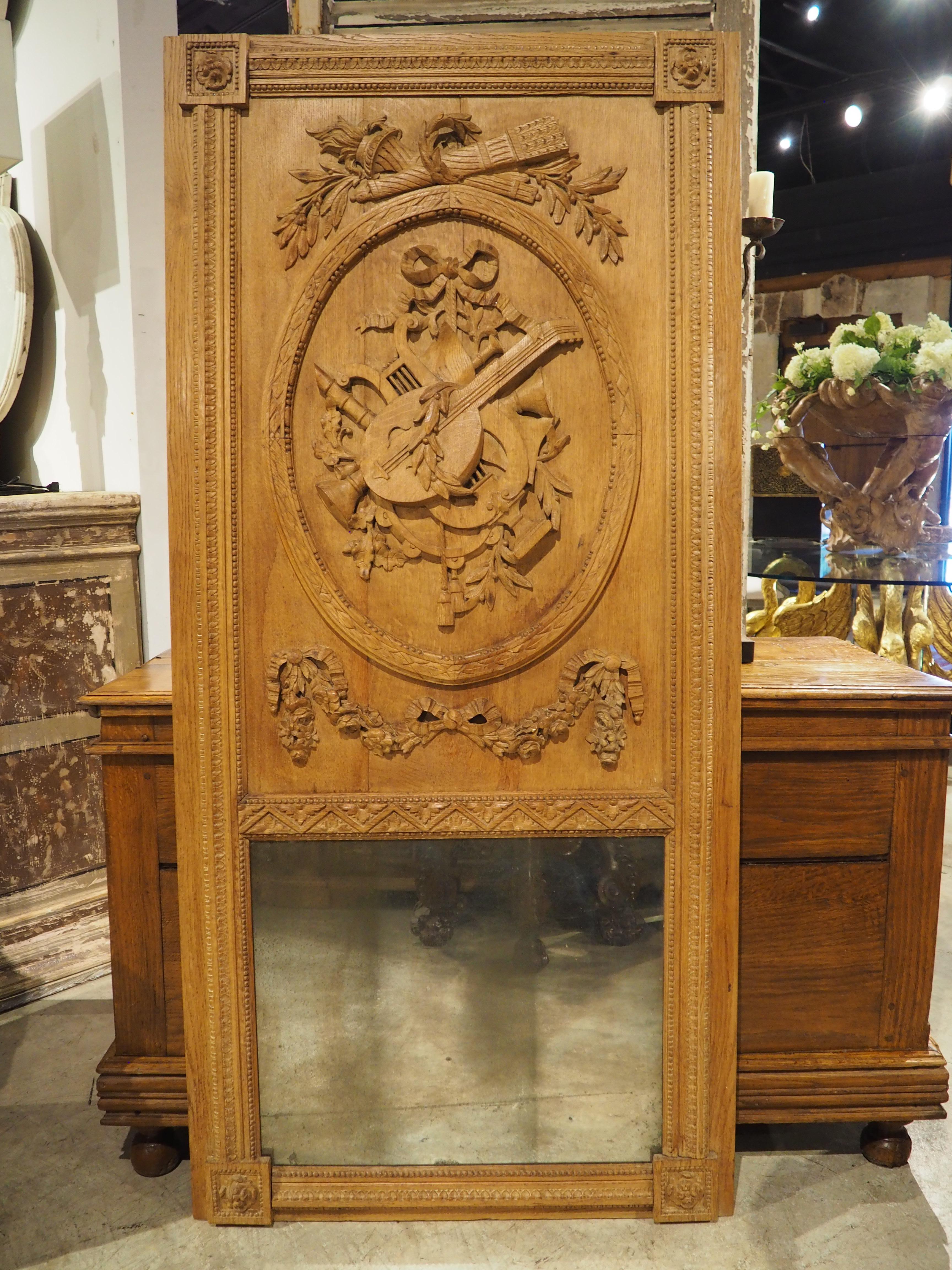Ulteriori informazioni in arrivo...

Il grande trofeo musicale intagliato sopra lo specchio 24 1/4 x 20 1/4 è indicativo dello stile di Luigi XVI.  Intagliati a mano in legno di quercia in Francia (durante il 1800) sono presenti altri motivi LXVI,