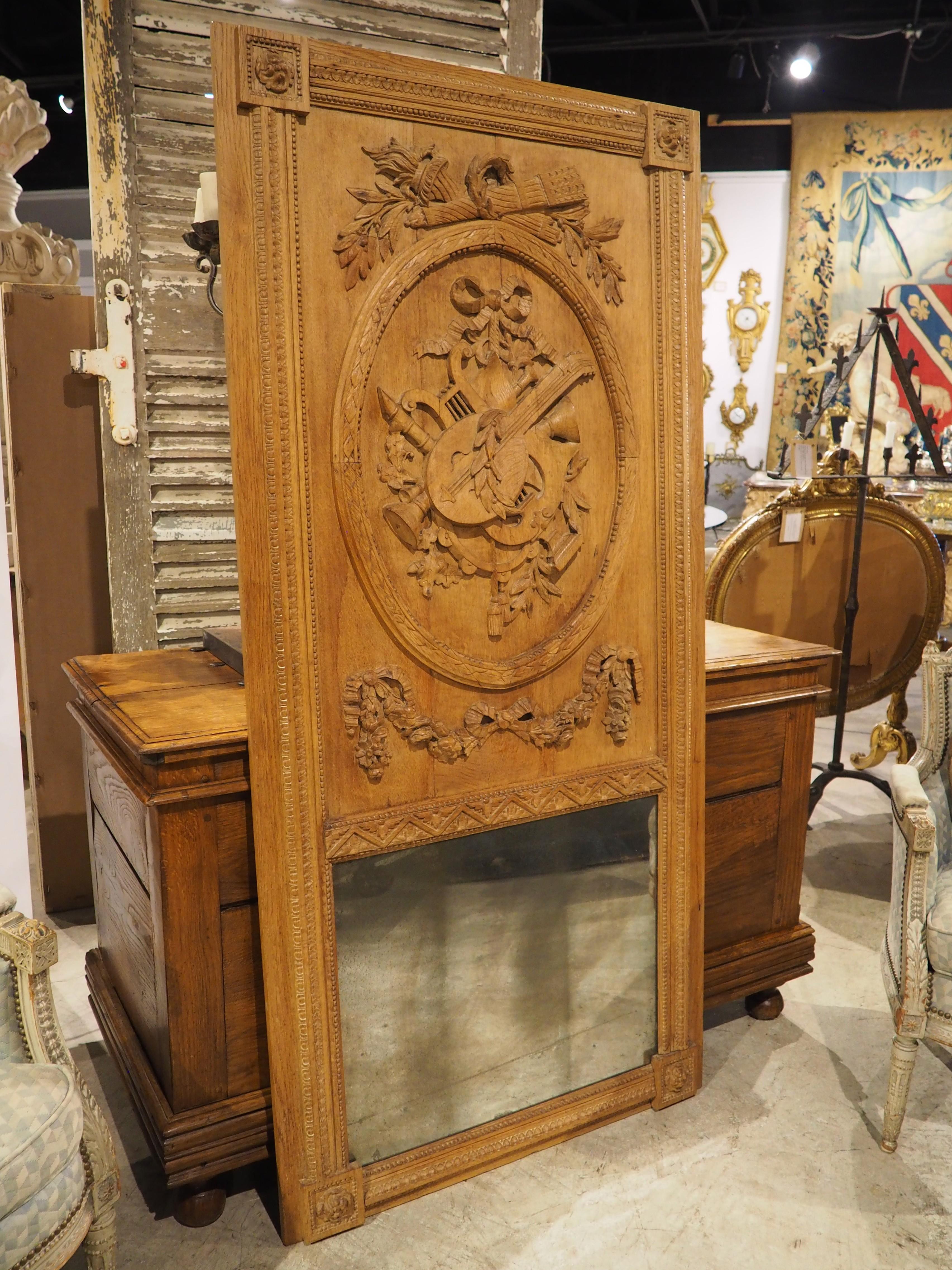 Intagliato a mano Specchio francese del XIX secolo in Oak intagliato in stile Luigi XVI per il Trofeo Musicale Trumeau in vendita
